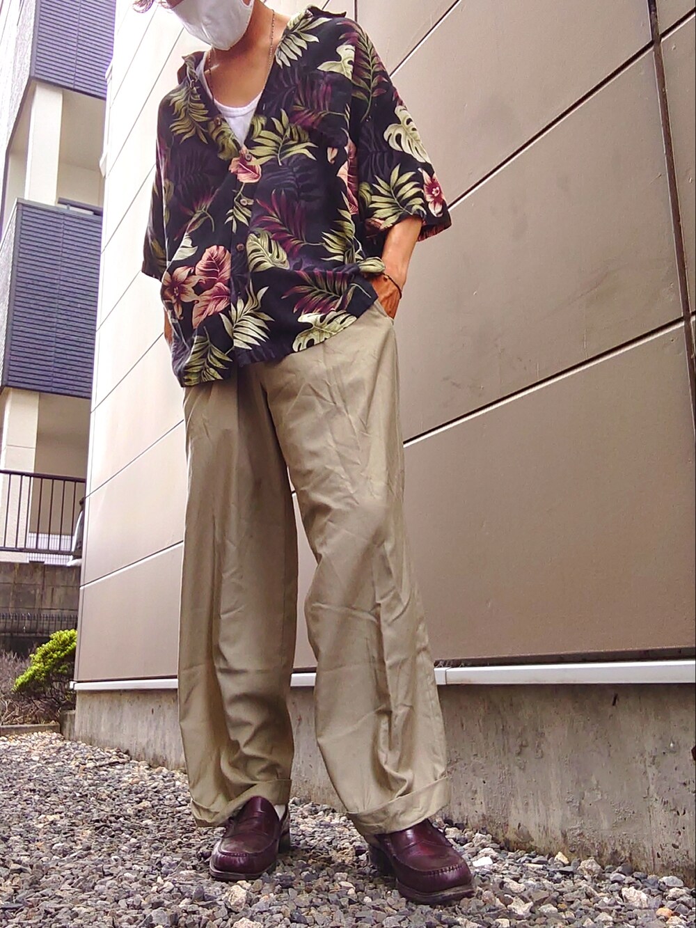 ブラック系のシャツ/ブラウス、ベージュ系のスラックス、ブラウン系のローファーを着用したメンズの秋コーディネートの2枚目の写真