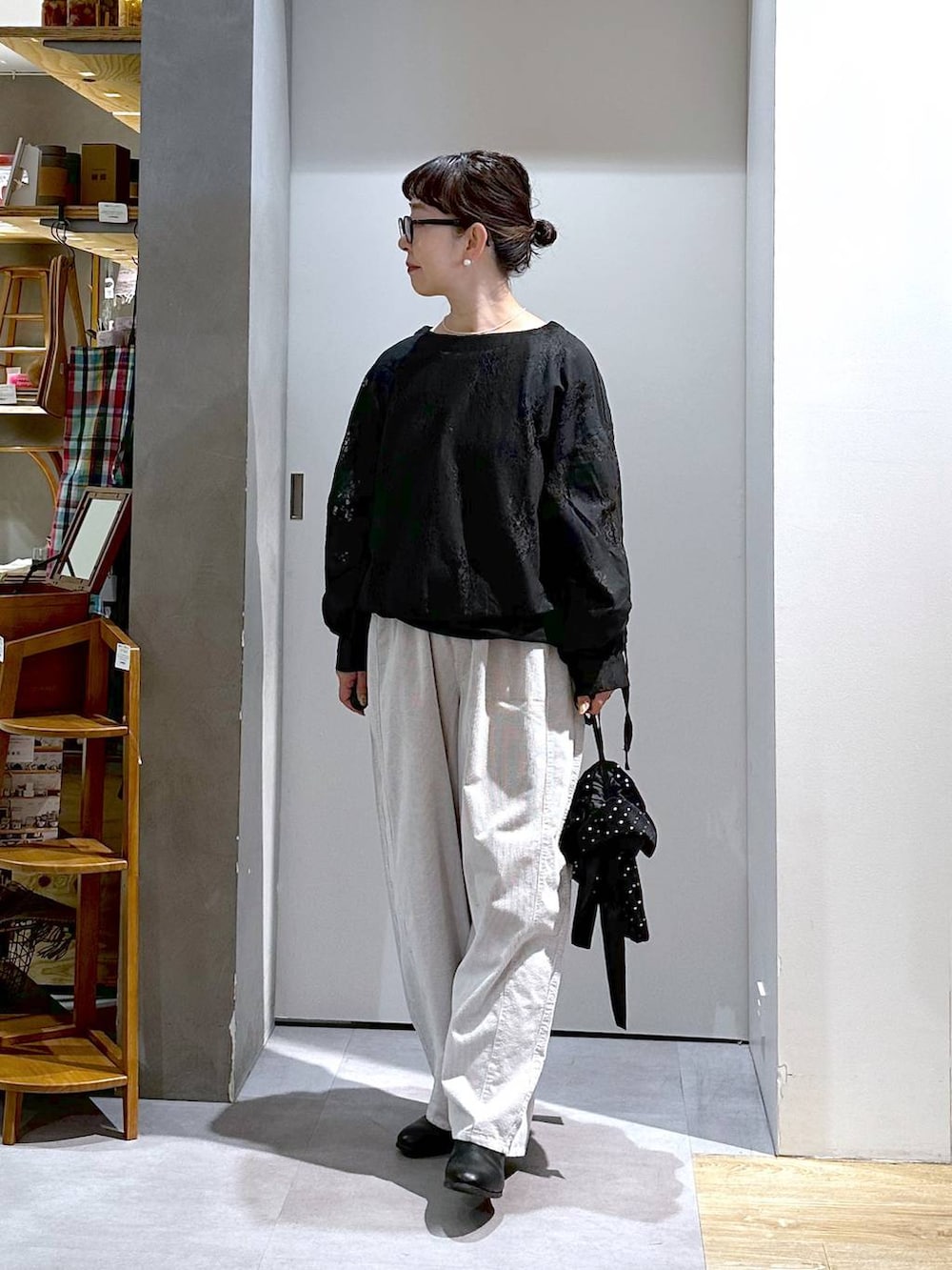 グレー系のその他パンツ、ブラック系のTシャツ/カットソー、ブラック系のシャツ/ブラウスを着用したレディースの冬コーディネートの6枚目の写真