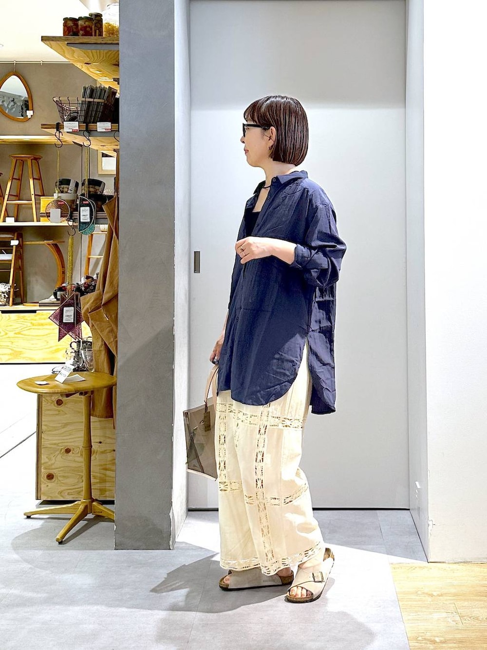 ベージュ系のシャツ/ブラウス、グレー系のトートバッグ、ベージュ系のその他パンツを着用したレディースの夏コーディネートの2枚目の写真