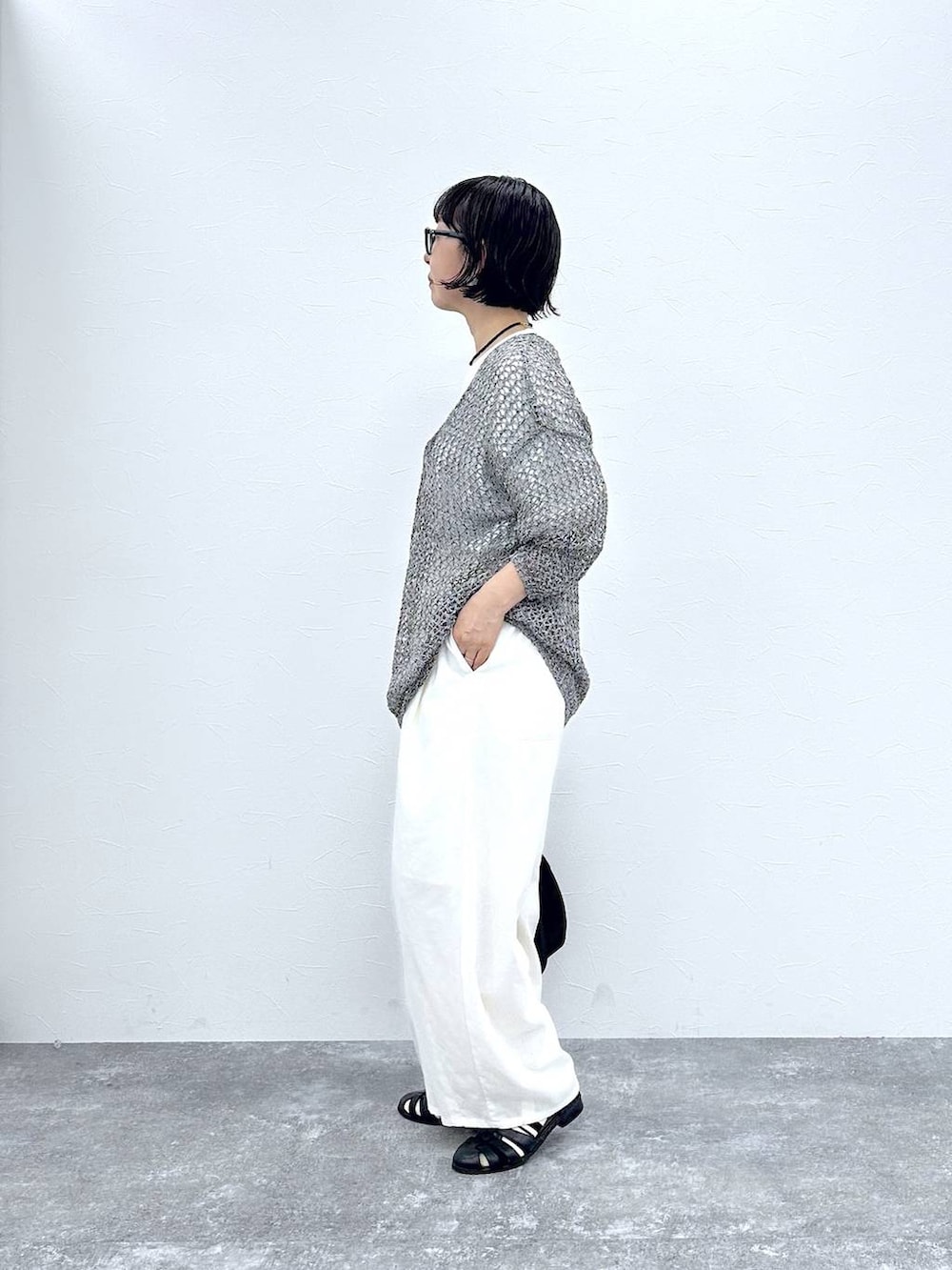 その他のTシャツ/カットソー、ブラック系のショルダーバッグ、その他のリングを着用したレディースの春コーディネートの3枚目の写真