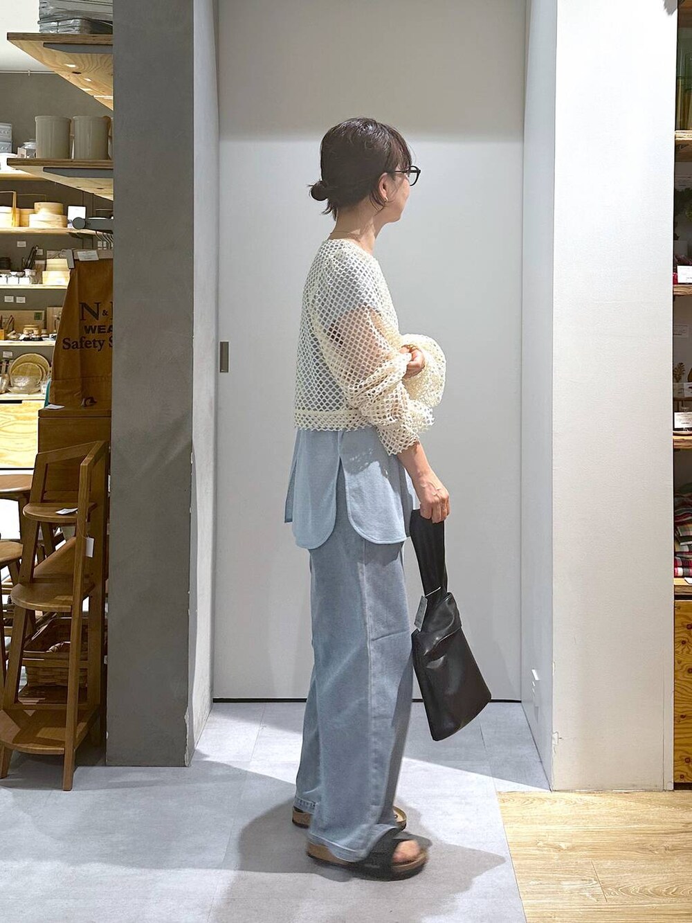 「メンズライク、デニムパンツ、クリップデニム_studio CLIP、夏コーデ、ベーシック/シンプル、カジュアル、ママコーデ、楽ちんコーデ、クリップスタッフ_studio CLIP、studio CLIP、50代前半です、おでかけ、シンプルコーデ、Over40スタッフ」｜「studio CLIPの【daily CLIP】ワンハンドルトートバッグ（トートバッグ、ブラック系）」を使った、さちち さん（レディース・156cm）の夏コーディネートの5枚目の写真