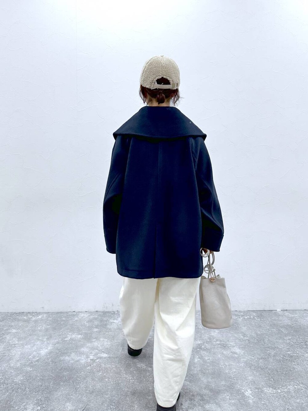 「ベーシック/シンプル、カジュアル、メンズライク、ママコーデ、楽ちんコーデ、秋コーデ、クリップスタッフ_studio CLIP、natural by clip_studio CLIP、studio CLIP、50代前半です、おでかけ、シンプルコーデ、Over40スタッフ、コート、クリップアウター_studioCLIP」｜「studio CLIPの【3シーズンシリーズ]12ゲージシルクMIXクルーネックプルオーバー[プラスサイズあり]（ニット/セーター、グレー系）」を使った、さちち さん（レディース・156cm）の秋コーディネートの2枚目の写真
