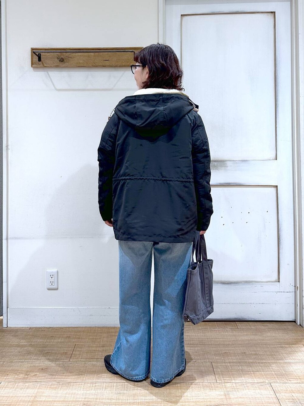 「Over40スタッフ、マウンテンパーカー、デニムパンツ、クリップデニム_studio CLIP、スウェット、ベーシック/シンプル、カジュアル、メンズライク、ママコーデ、楽ちんコーデ、冬コーデ、クリップスタッフ_studio CLIP、ナチュラル、studio CLIP、50代前半です」｜「studio CLIPのストレートデニムパンツ[プチ・プラスサイズあり]《CLIP denim》（デニムパンツ、ブルー系）」を使った、さちち さん（レディース・156cm）の冬コーディネートの3枚目の写真