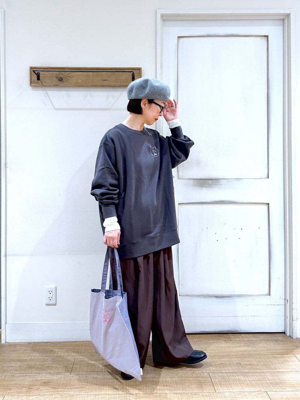 「パンツ、ロンT、ベーシック/シンプル、カジュアル、ラフ、ママコーデ、楽ちんコーデ、秋コーデ、クリップスタッフ_studio CLIP、studio CLIP、50代前半です、おでかけ、シンプルコーデ、Over40スタッフ」｜「studio CLIPの【みんなのリクエスト×佐藤かなさんコラボ】多機能ギャザーワイドパンツ[プチ・プラスサイズあり]（その他パンツ、ブラウン系）」を使った、さちち さん（レディース・156cm）の秋コーディネートの4枚目の写真