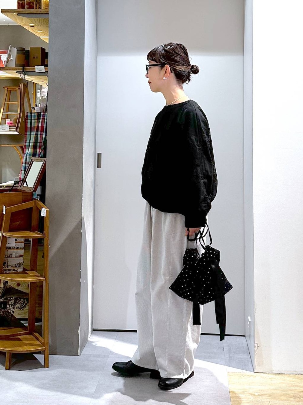 グレー系のその他パンツ、ブラック系のTシャツ/カットソー、ブラック系のシャツ/ブラウスを着用したレディースの冬コーディネートの2枚目の写真