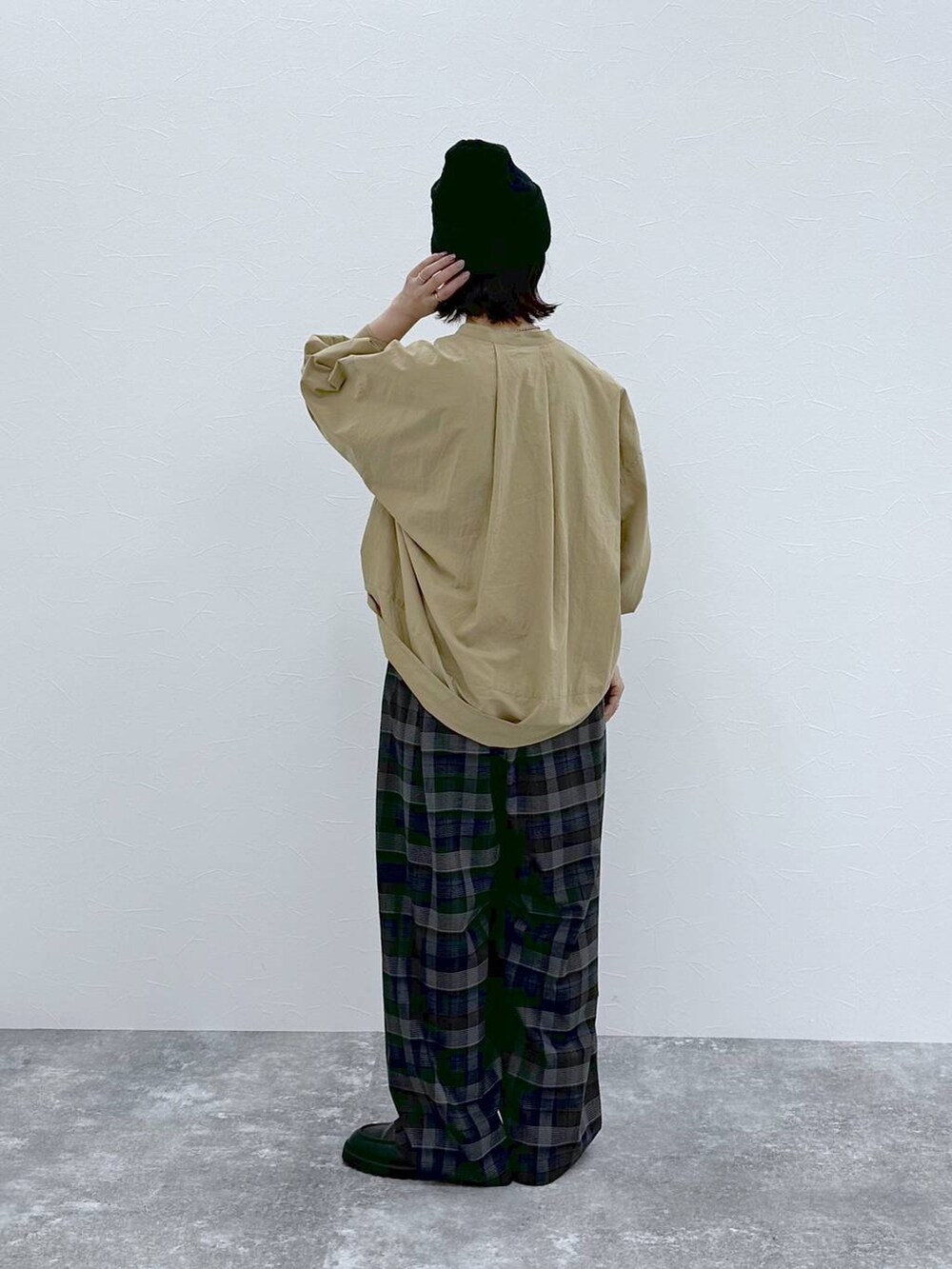 その他のその他パンツ、ブラック系のローファーを着用したレディースの秋コーディネートの4枚目の写真