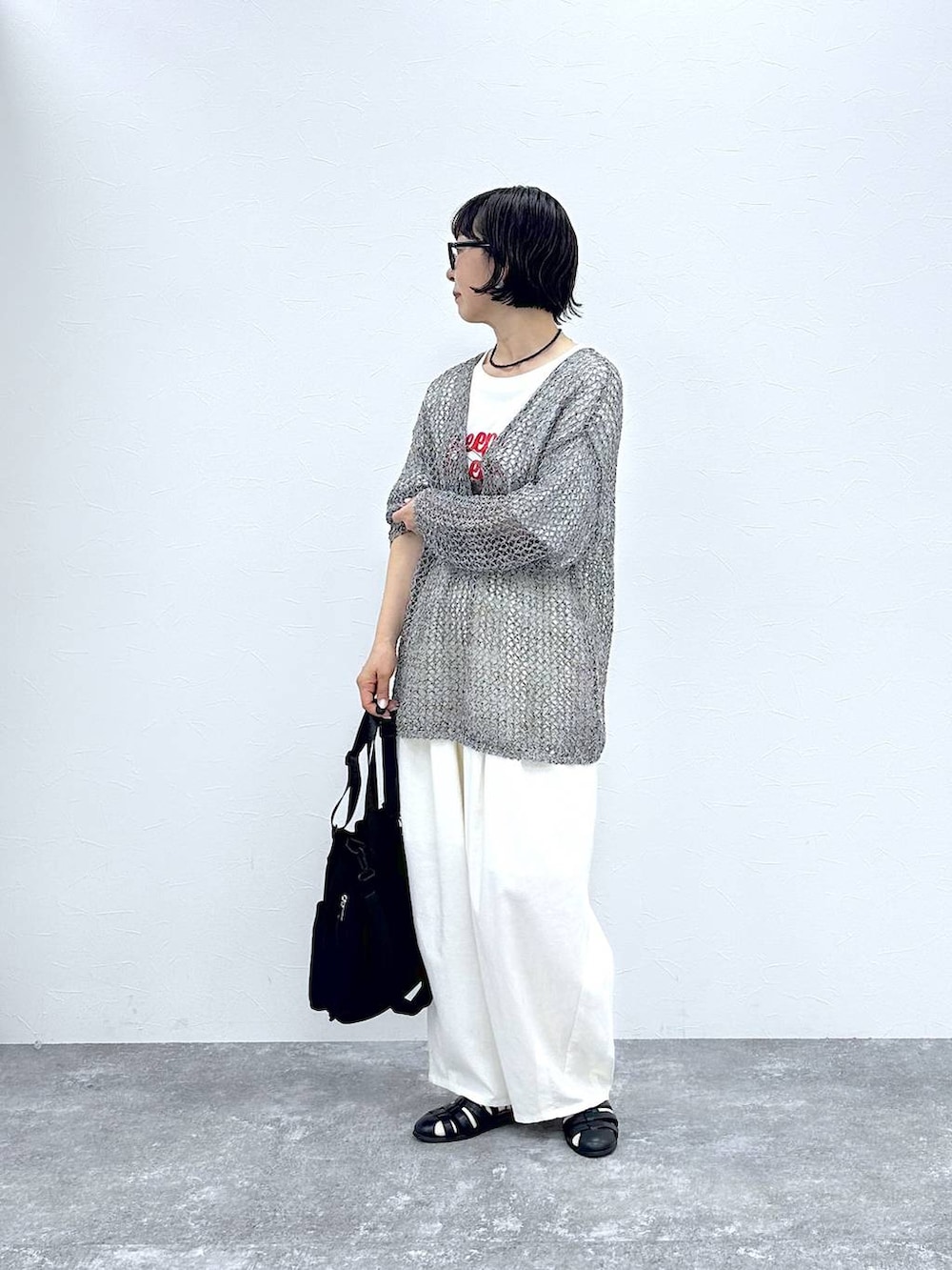 その他のTシャツ/カットソー、ブラック系のショルダーバッグ、その他のリングを着用したレディースの春コーディネートの2枚目の写真