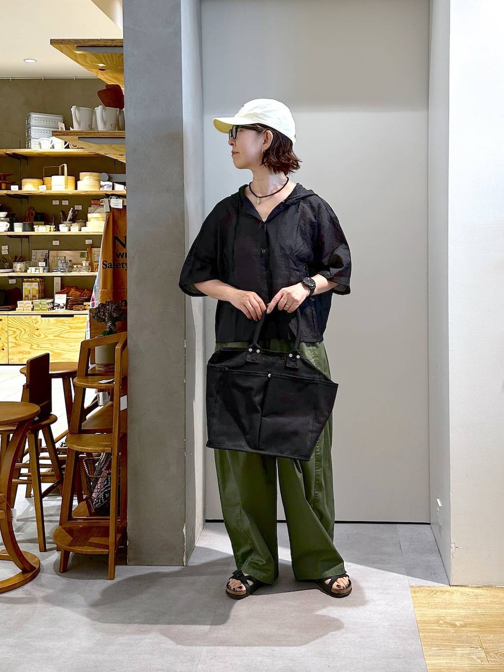 「シンプルコーデ、パンツ、接触冷感、トートバッグ、シャツ、ベーシック/シンプル、カジュアル、メンズライク、楽ちんコーデ、夏コーデ、クリップスタッフ_studio CLIP、studio CLIP、50代前半です、モノトーン、Over40スタッフ」｜「studio CLIPの【daily CLIP】odds ステッチCAP（キャップ、ホワイト系）」を使った、さちち さん（レディース・156cm）の夏コーディネートの2枚目の写真