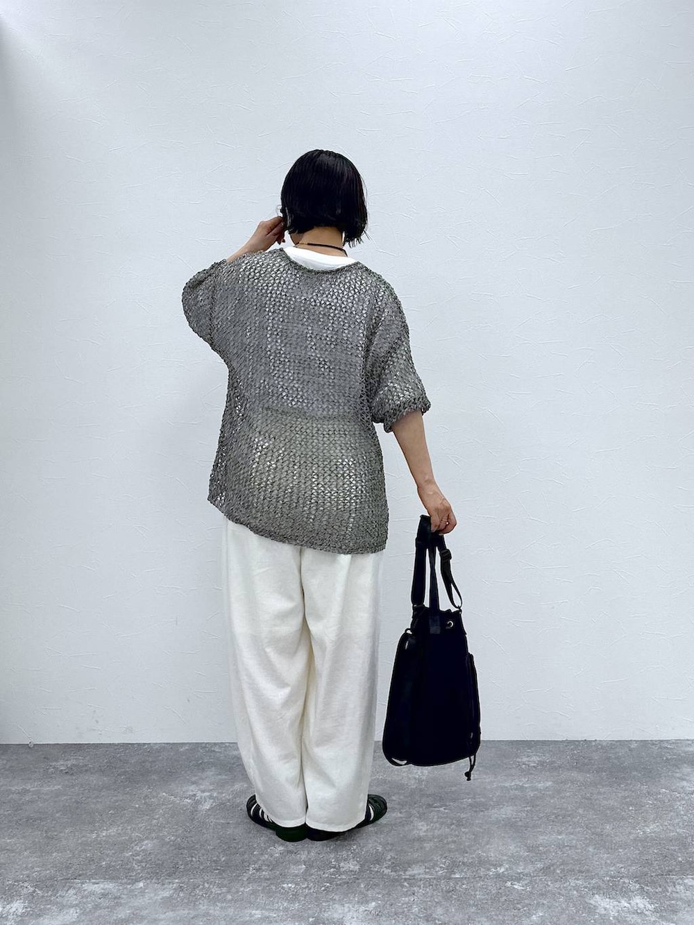 その他のTシャツ/カットソー、ブラック系のショルダーバッグ、その他のリングを着用したレディースの春コーディネートの4枚目の写真