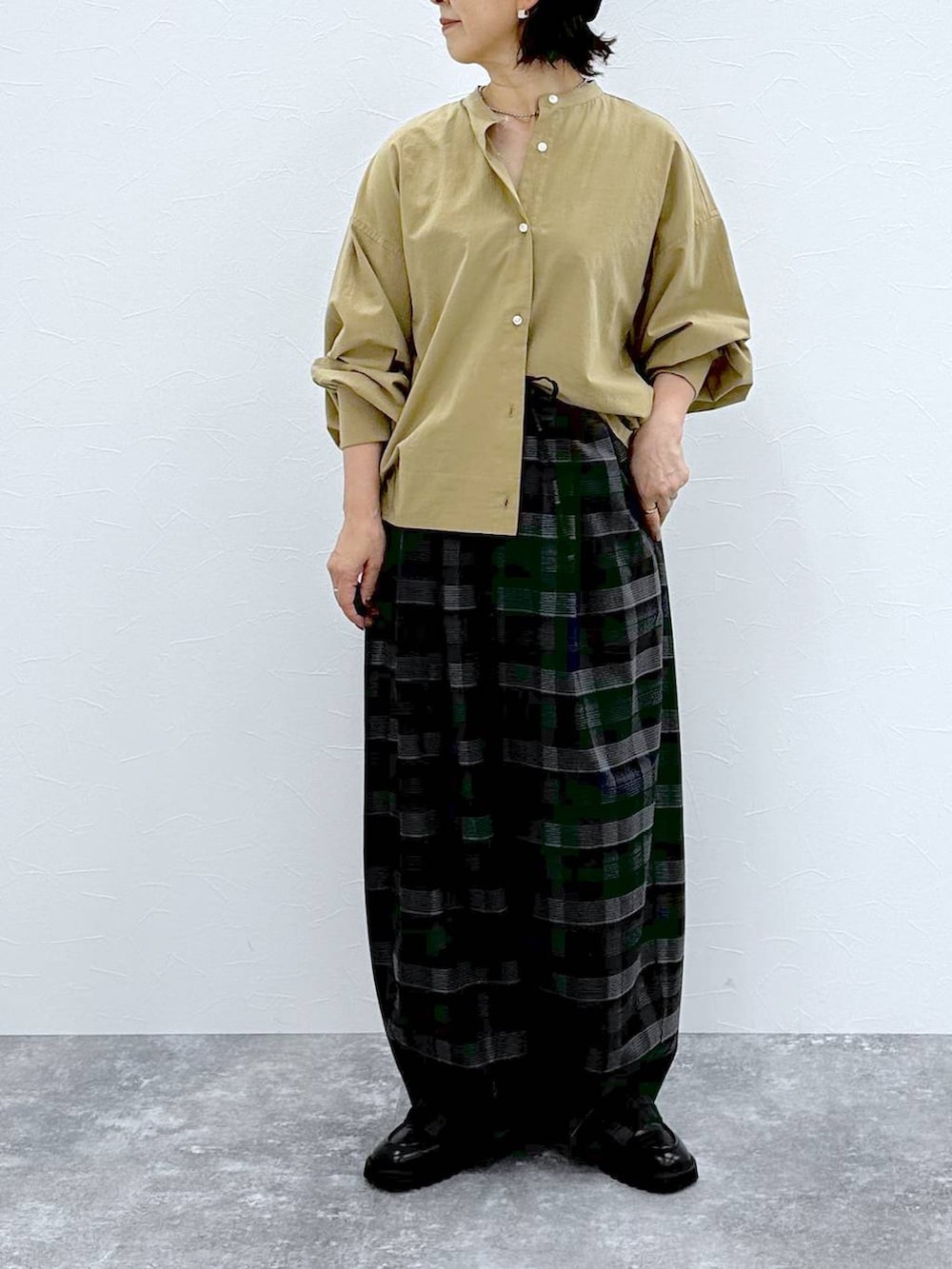 その他のその他パンツ、ブラック系のローファーを着用したレディースの秋コーディネートの8枚目の写真