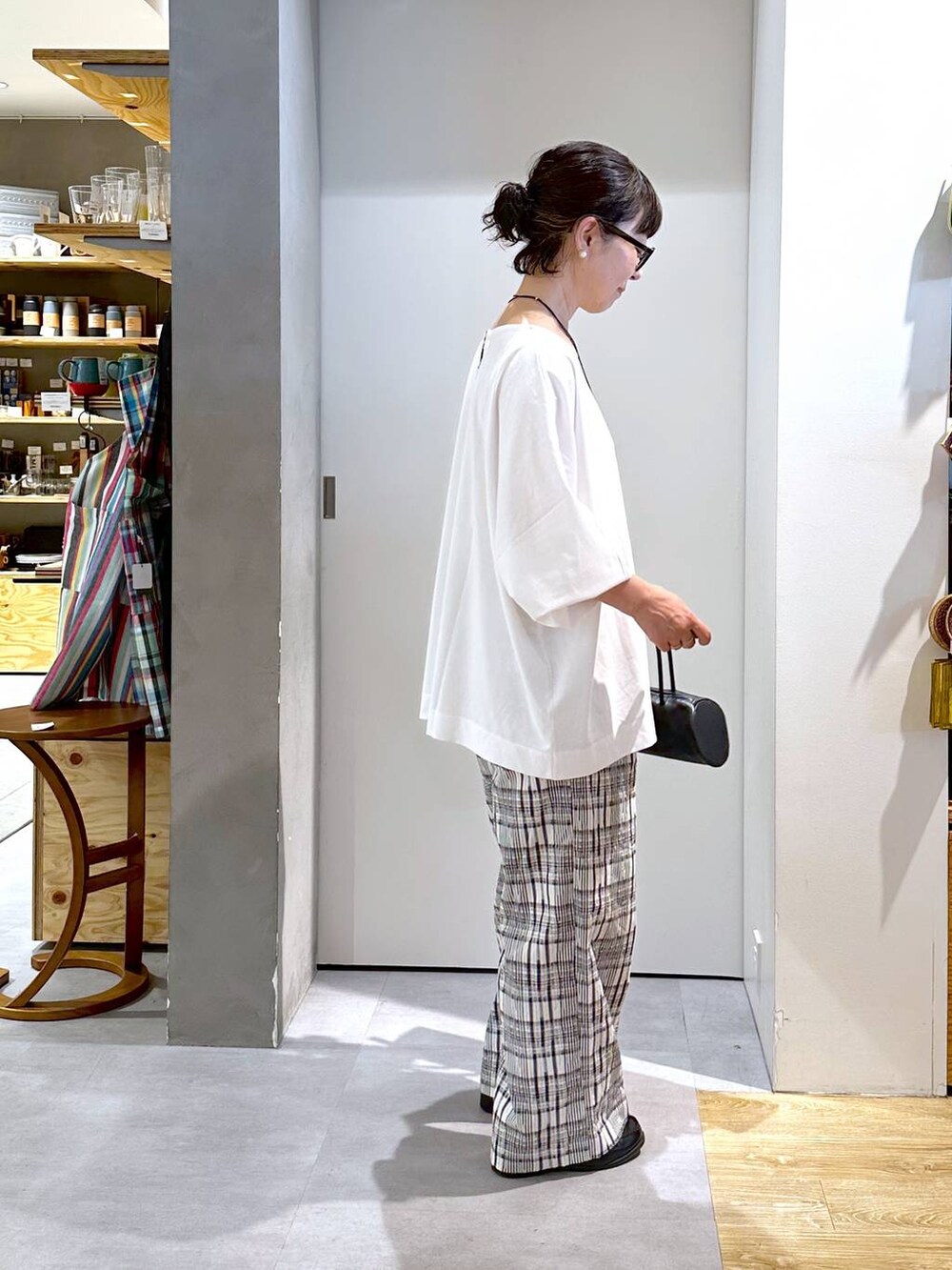 ホワイト系のTシャツ/カットソー、ブラック系のその他パンツ、その他のチョーカーを着用したレディースの秋コーディネートの4枚目の写真