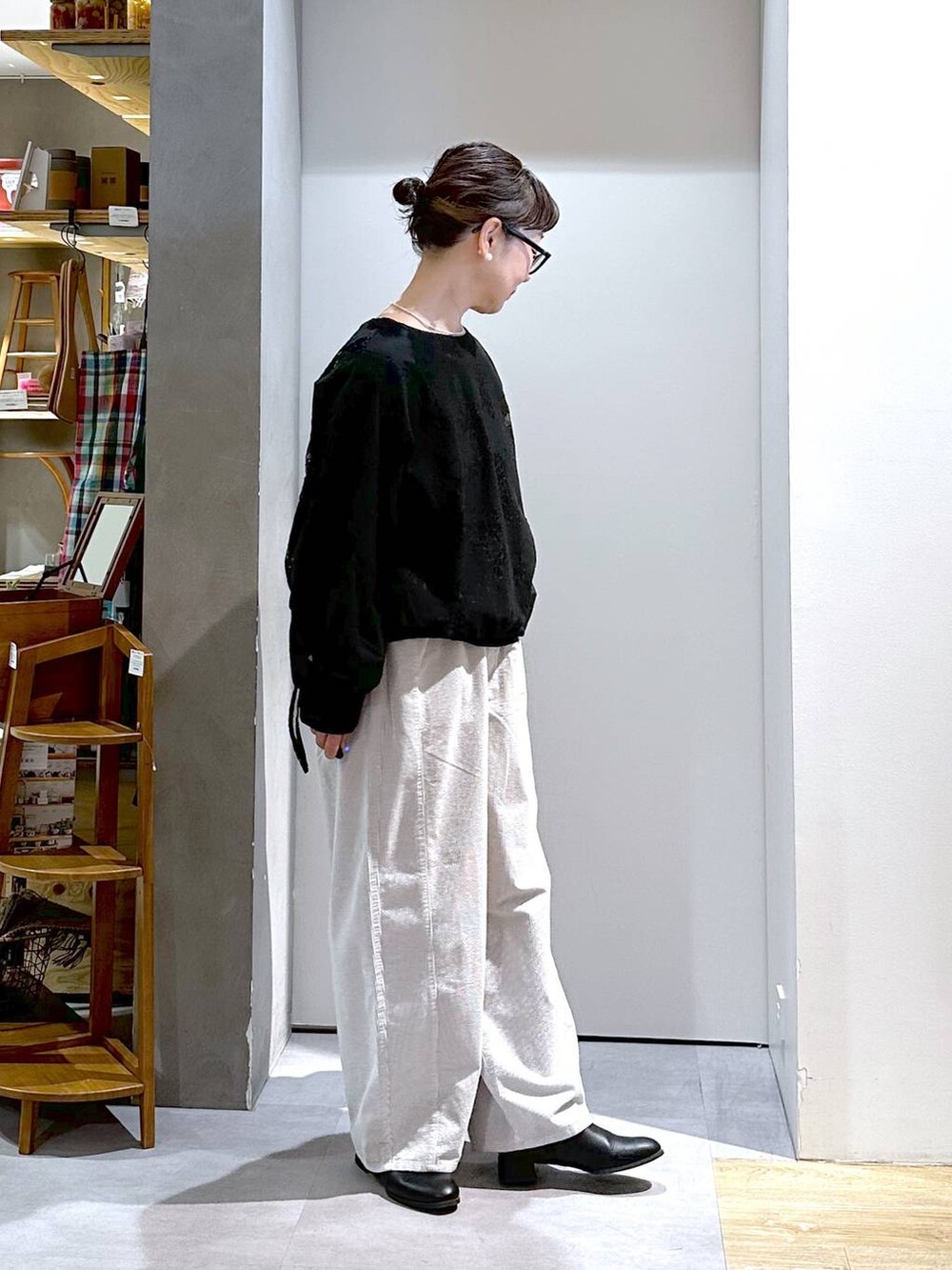 グレー系のその他パンツ、ブラック系のTシャツ/カットソー、ブラック系のシャツ/ブラウスを着用したレディースの冬コーディネートの5枚目の写真