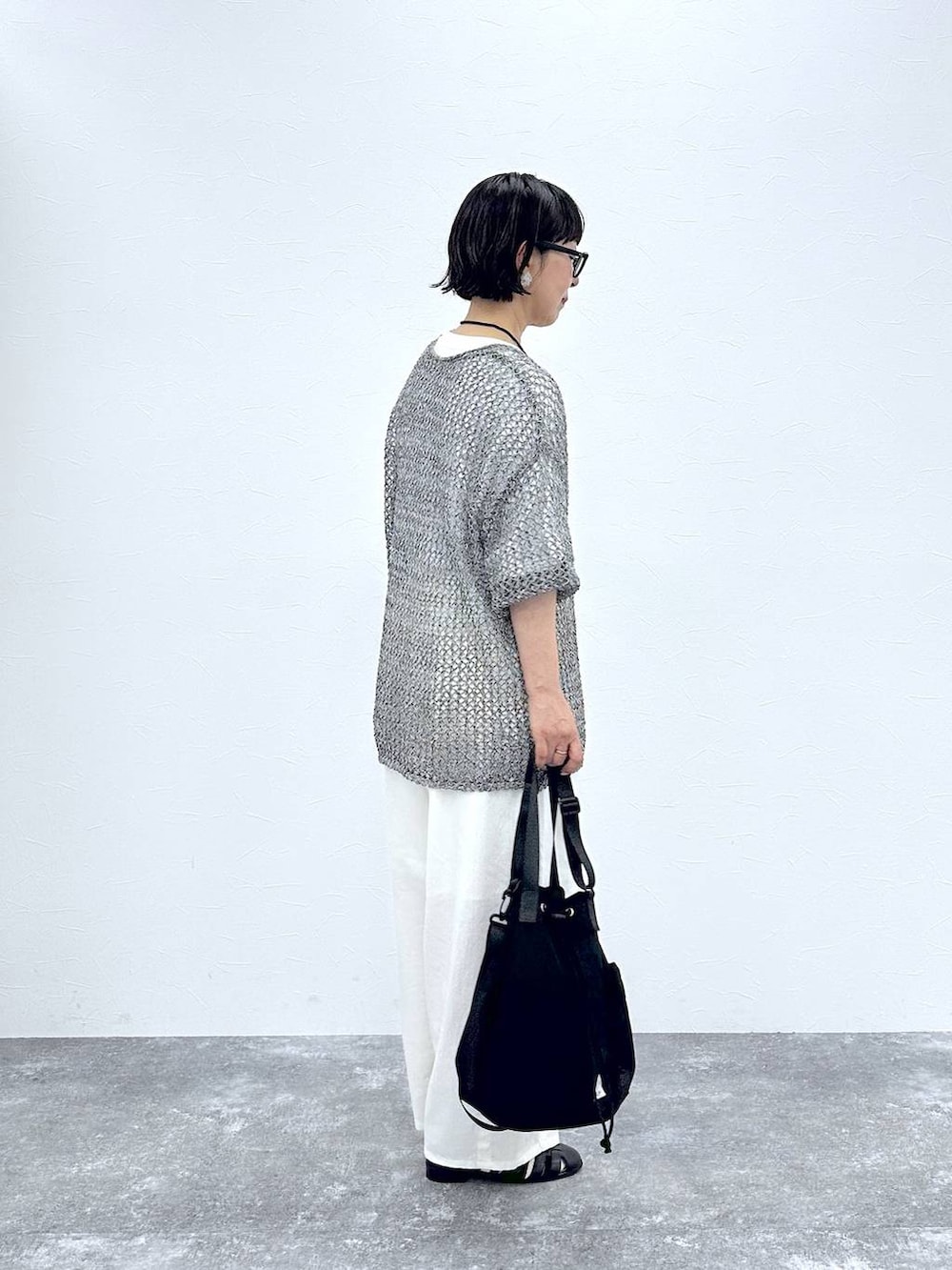 その他のTシャツ/カットソー、ブラック系のショルダーバッグ、その他のリングを着用したレディースの春コーディネートの5枚目の写真