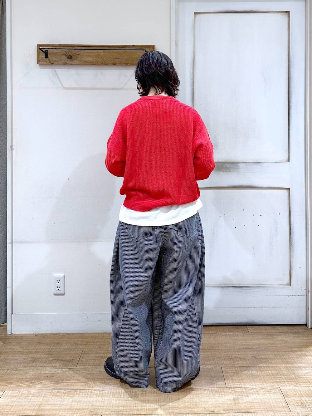 ホワイト系のTシャツ/カットソー、その他のトートバッグ、その他のその他パンツを着用したレディースの春コーディネートの5枚目の写真
