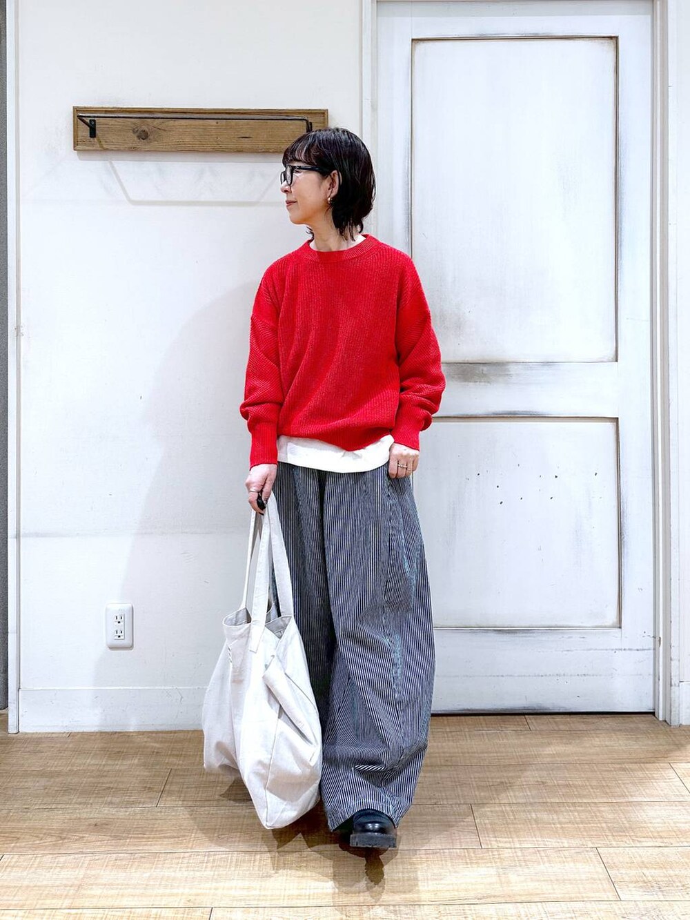 ホワイト系のTシャツ/カットソー、その他のトートバッグ、その他のその他パンツを着用したレディースの春コーディネートの2枚目の写真