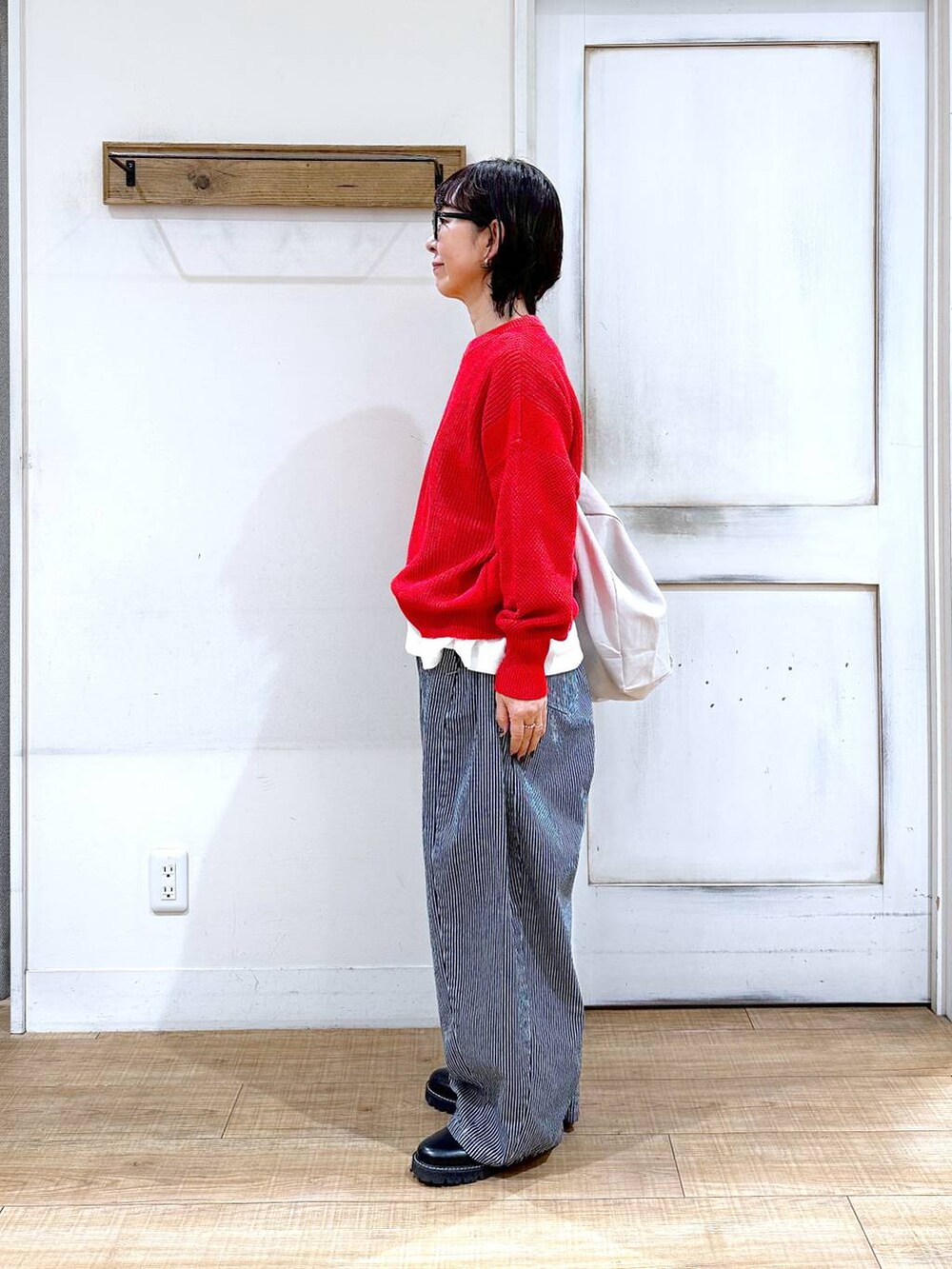 ホワイト系のTシャツ/カットソー、その他のトートバッグ、その他のその他パンツを着用したレディースの春コーディネートの3枚目の写真