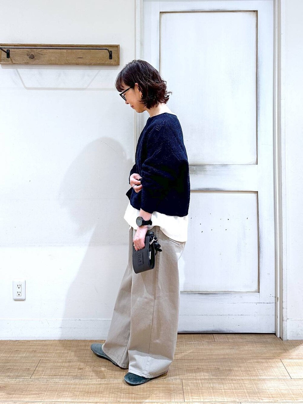 「ベーシック/シンプル、カジュアル、メンズライク、50代前半です、おでかけ、シンプルコーデ、Over40スタッフ、ママコーデ、楽ちんコーデ、クリップスタッフ_studio CLIP、ナチュラル、studio CLIP、春コーデ、デニムパンツ、クリップデニム_studio CLIP」｜「studio CLIPのストレートデニムパンツ[プチ・プラスサイズあり]《CLIP denim》（デニムパンツ、ブルー系）」を使った、さちち さん（レディース・156cm）の冬コーディネートの2枚目の写真