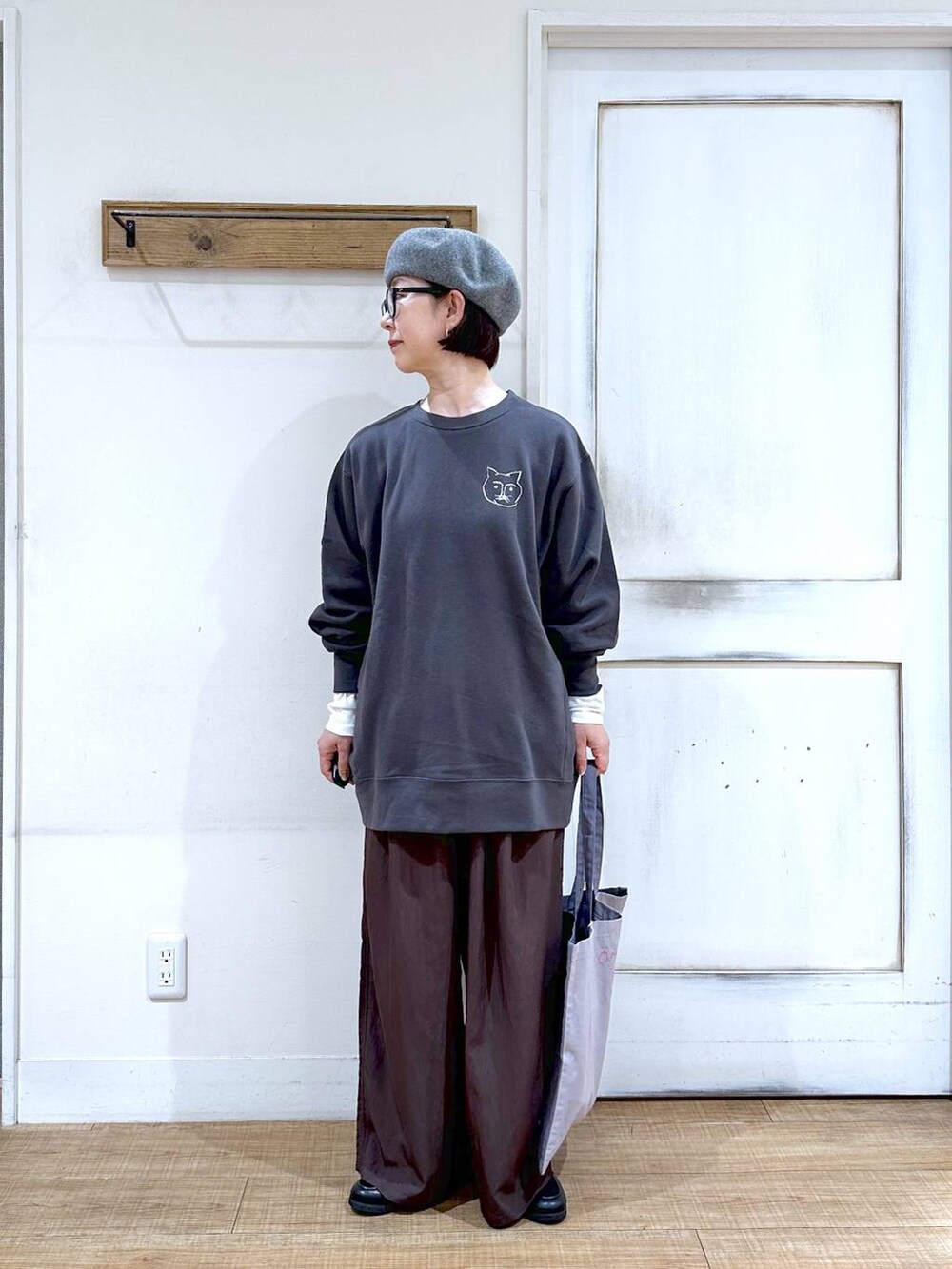 「パンツ、ロンT、ベーシック/シンプル、カジュアル、ラフ、ママコーデ、楽ちんコーデ、秋コーデ、クリップスタッフ_studio CLIP、studio CLIP、50代前半です、おでかけ、シンプルコーデ、Over40スタッフ」｜「studio CLIPの【みんなのリクエスト×佐藤かなさんコラボ】多機能ギャザーワイドパンツ[プチ・プラスサイズあり]（その他パンツ、ブラウン系）」を使った、さちち さん（レディース・156cm）の秋コーディネートの2枚目の写真