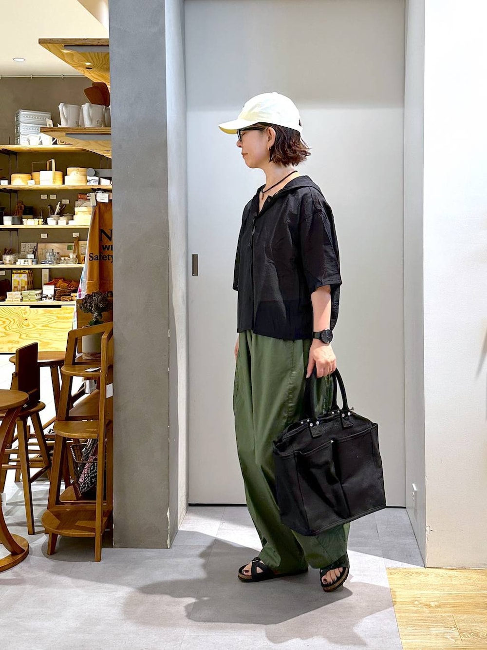 「シンプルコーデ、パンツ、接触冷感、トートバッグ、シャツ、ベーシック/シンプル、カジュアル、メンズライク、楽ちんコーデ、夏コーデ、クリップスタッフ_studio CLIP、studio CLIP、50代前半です、モノトーン、Over40スタッフ」｜「studio CLIPの【daily CLIP】odds ステッチCAP（キャップ、ホワイト系）」を使った、さちち さん（レディース・156cm）の夏コーディネートの3枚目の写真