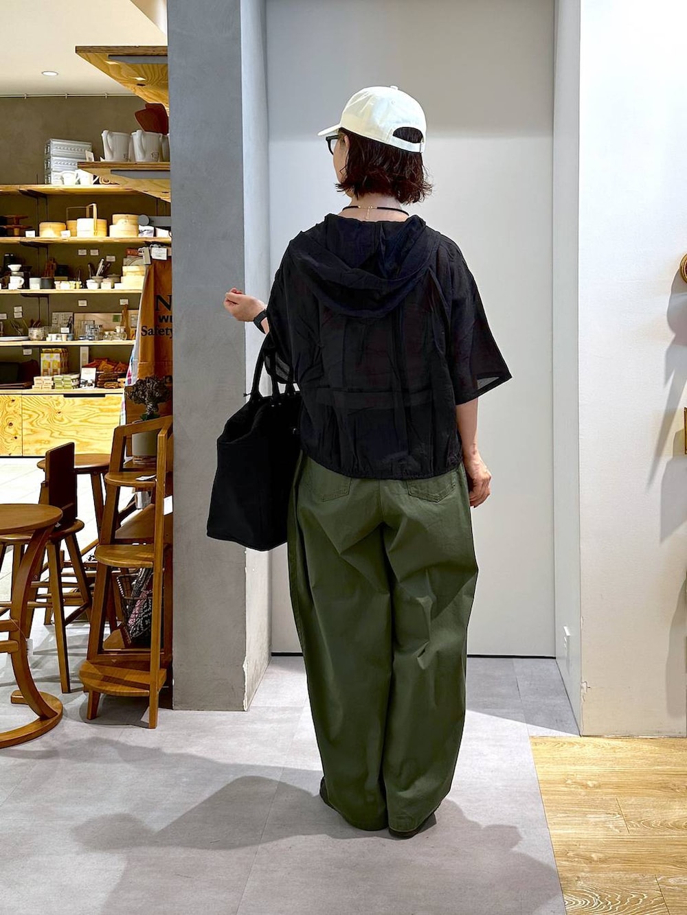 「シンプルコーデ、パンツ、接触冷感、トートバッグ、シャツ、ベーシック/シンプル、カジュアル、メンズライク、楽ちんコーデ、夏コーデ、クリップスタッフ_studio CLIP、studio CLIP、50代前半です、モノトーン、Over40スタッフ」｜「studio CLIPの【daily CLIP】odds ステッチCAP（キャップ、ホワイト系）」を使った、さちち さん（レディース・156cm）の夏コーディネートの4枚目の写真