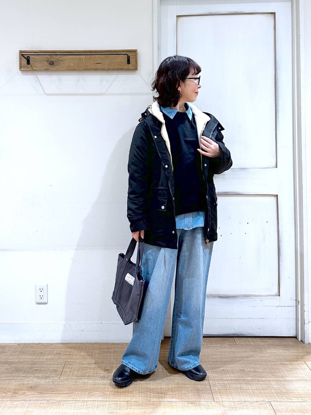 「Over40スタッフ、マウンテンパーカー、デニムパンツ、クリップデニム_studio CLIP、スウェット、ベーシック/シンプル、カジュアル、メンズライク、ママコーデ、楽ちんコーデ、冬コーデ、クリップスタッフ_studio CLIP、ナチュラル、studio CLIP、50代前半です」｜「studio CLIPのストレートデニムパンツ[プチ・プラスサイズあり]《CLIP denim》（デニムパンツ、ブルー系）」を使った、さちち さん（レディース・156cm）の冬コーディネートの2枚目の写真