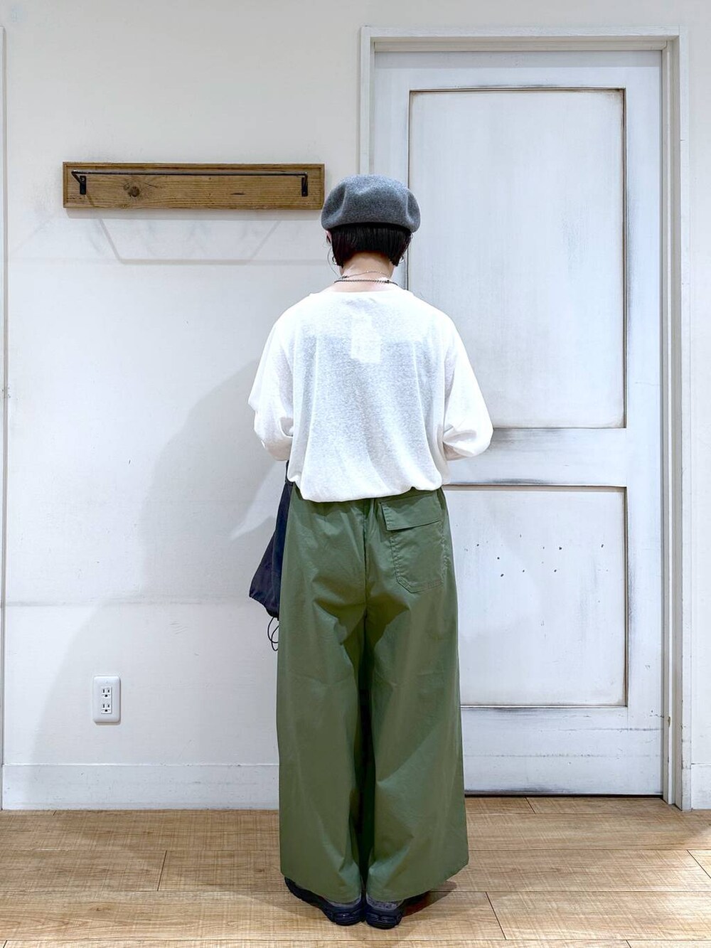 「ベーシック/シンプル、カジュアル、ラフ、ママコーデ、楽ちんコーデ、秋コーデ、クリップスタッフ_studio CLIP、studio CLIP、50代前半です、おでかけ、シンプルコーデ、Over40スタッフ」｜「studio CLIPのワイドタックガウチョパンツ[プチ・プラスサイズあり]（その他パンツ、グリーン系）」を使った、さちち さん（レディース・156cm）の秋コーディネートの3枚目の写真
