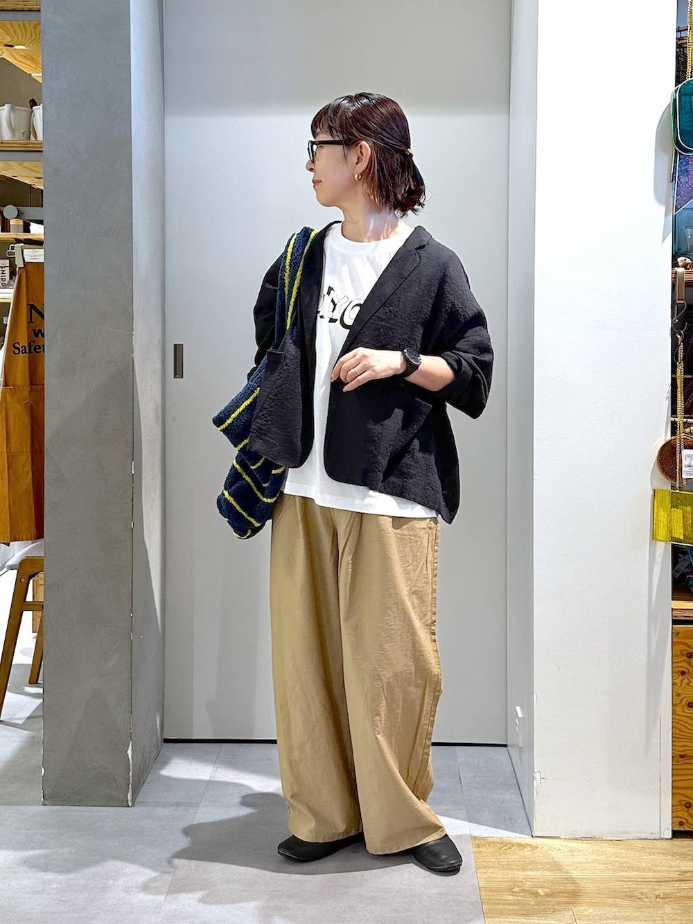 「大人カジュアル、studio CLIP、daily CLIP_studio CLIP、Tシャツ、パンツ、秋コーデ、メンズライク、ジャケット、ジャケットスタイル」｜「studio CLIPの【daily CLIP】TERRY トートバッグ（トートバッグ、ブルー系）」を使った、さちち さん（レディース・156cm）の秋コーディネートの4枚目の写真