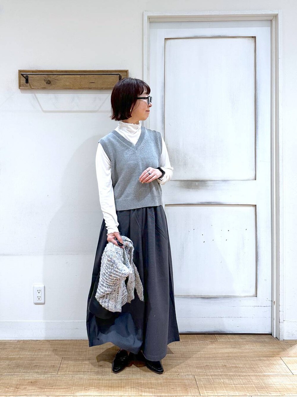 グレー系のベスト、その他のその他パンツ、ベージュ系のTシャツ/カットソーを着用したレディースの秋コーディネートの4枚目の写真