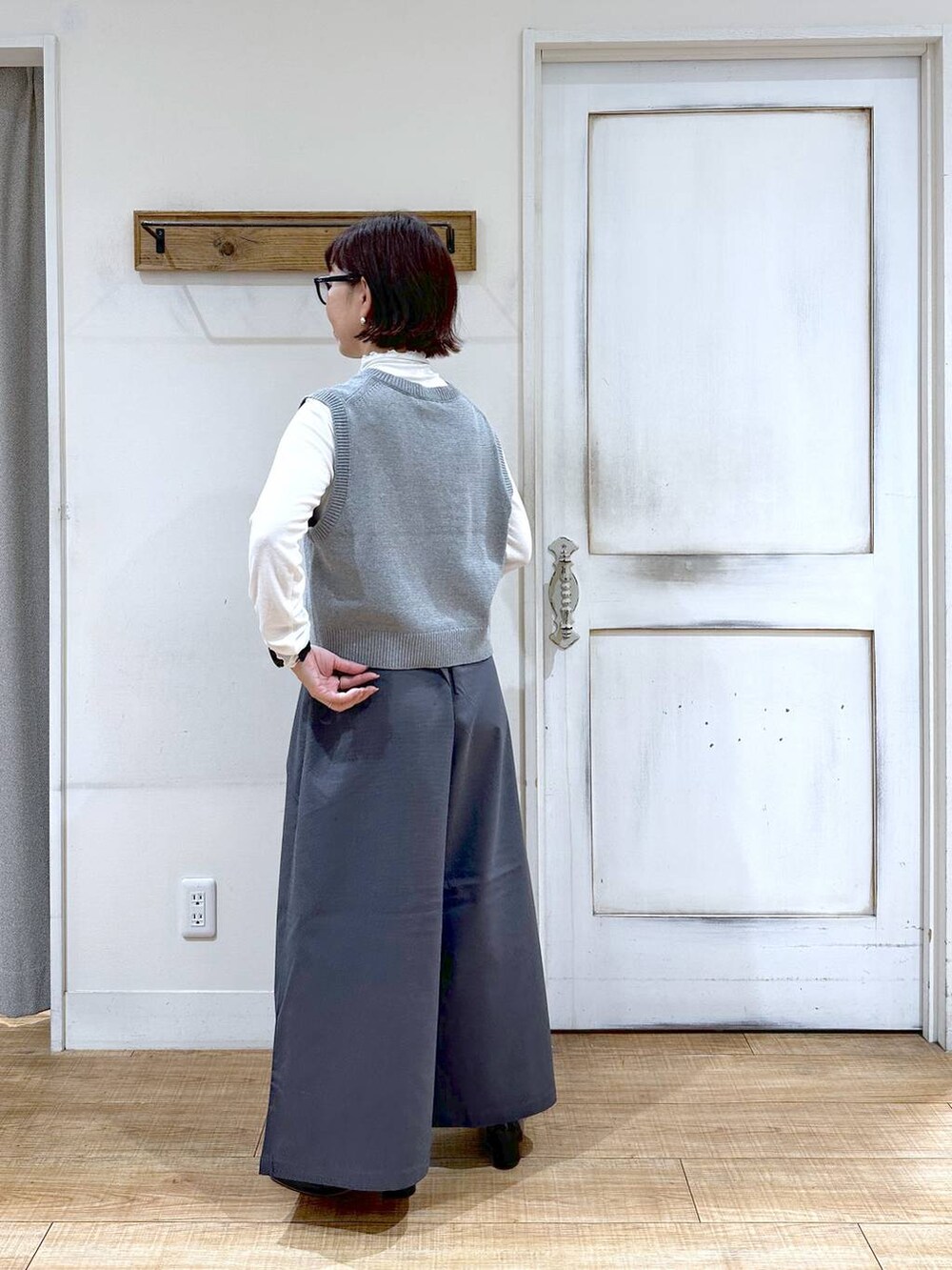 グレー系のベスト、その他のその他パンツ、ベージュ系のTシャツ/カットソーを着用したレディースの秋コーディネートの3枚目の写真