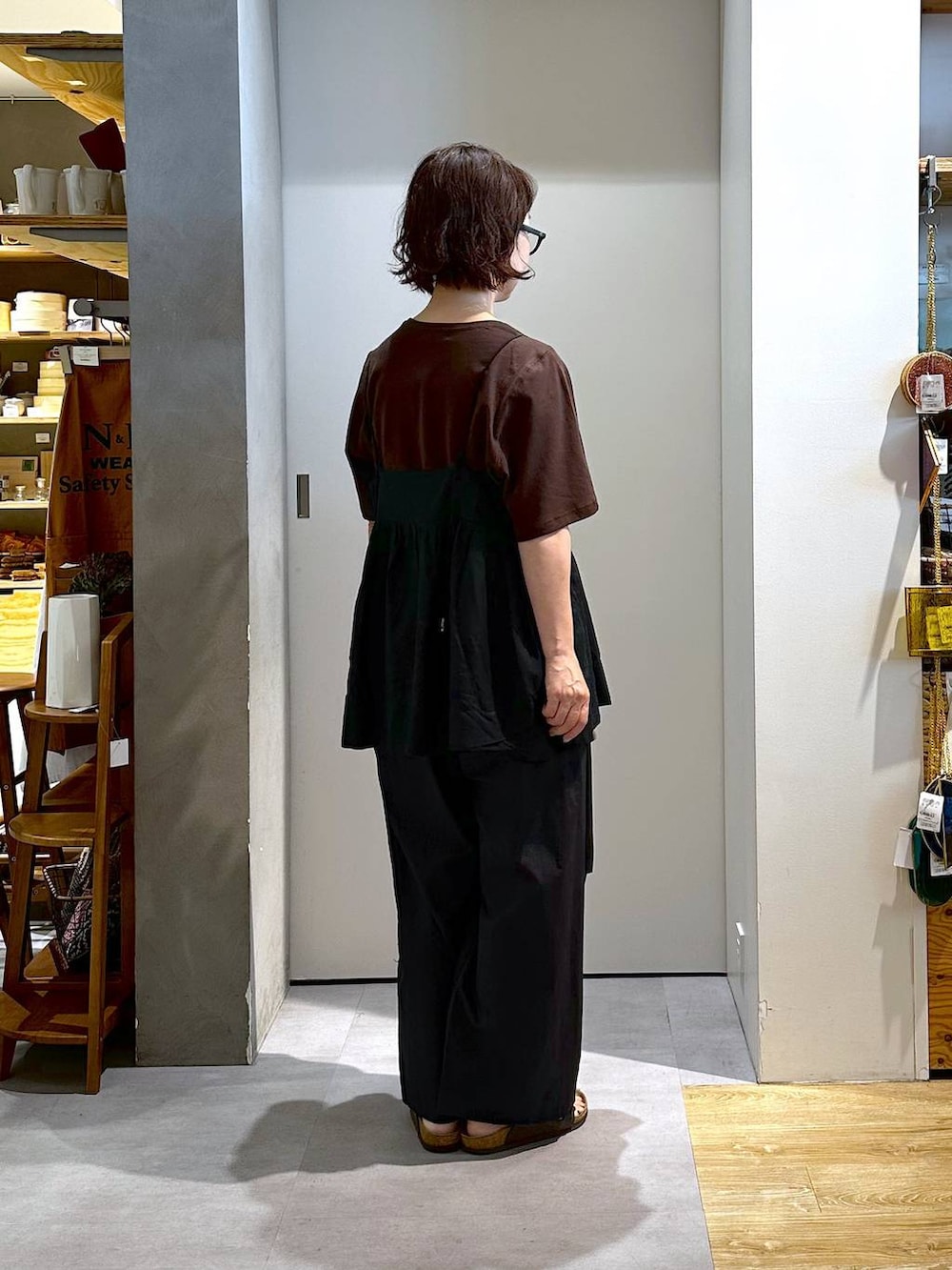 「シンプルコーデ、Over40スタッフ、きれいめカジュアル、ベーシック/シンプル、カジュアル、メンズライク、楽ちんコーデ、夏コーデ、クリップスタッフ_studio CLIP、studio CLIP、50代前半です、daily CLIP_studio CLIP、パンツ」｜「studio CLIPの《natural by clip》コットンレーヨンギャザーキャミブラウス（キャミソール、ブラック系）」を使った、さちち さん（レディース・156cm）の夏コーディネートの2枚目の写真