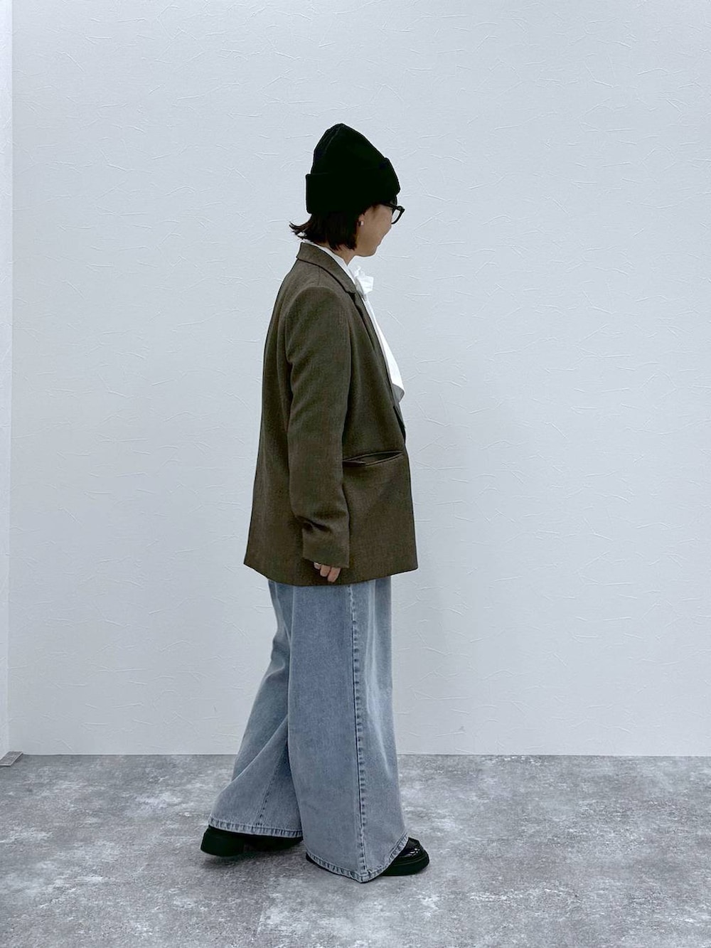 ブラウン系のテーラードジャケット、ホワイト系のTシャツ/カットソー、ブラック系のショルダーバッグを着用したレディースの秋コーディネートの5枚目の写真