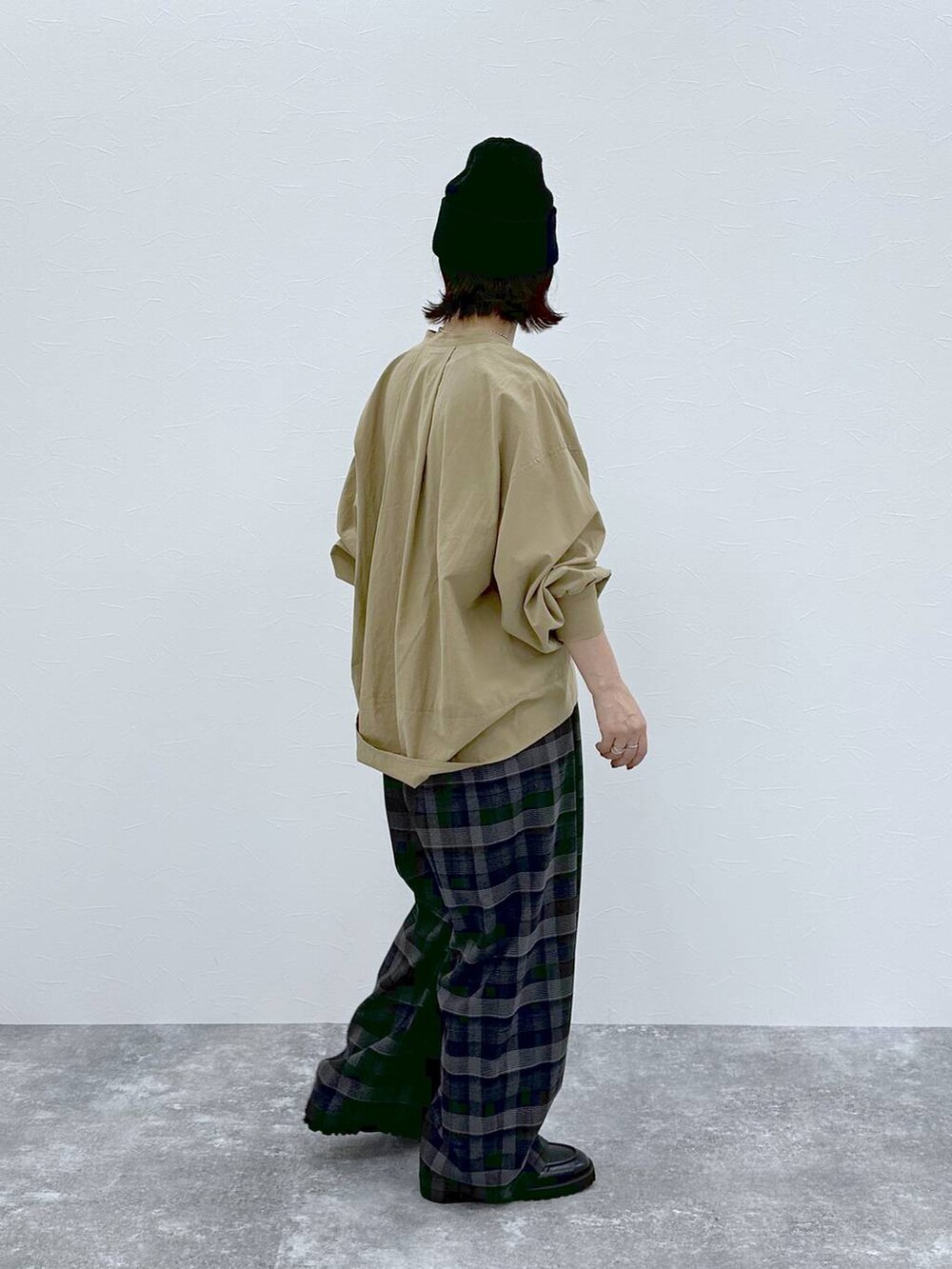 その他のその他パンツ、ブラック系のローファーを着用したレディースの秋コーディネートの6枚目の写真