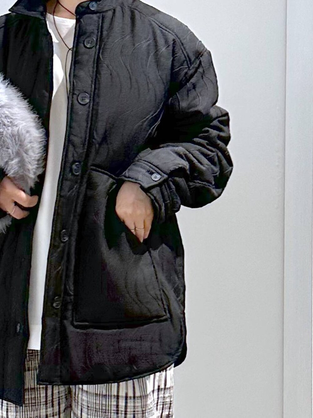 グレー系のハンドバッグ、ホワイト系のTシャツ/カットソー、ブラック系のその他パンツを着用したレディースの秋コーディネートの6枚目の写真