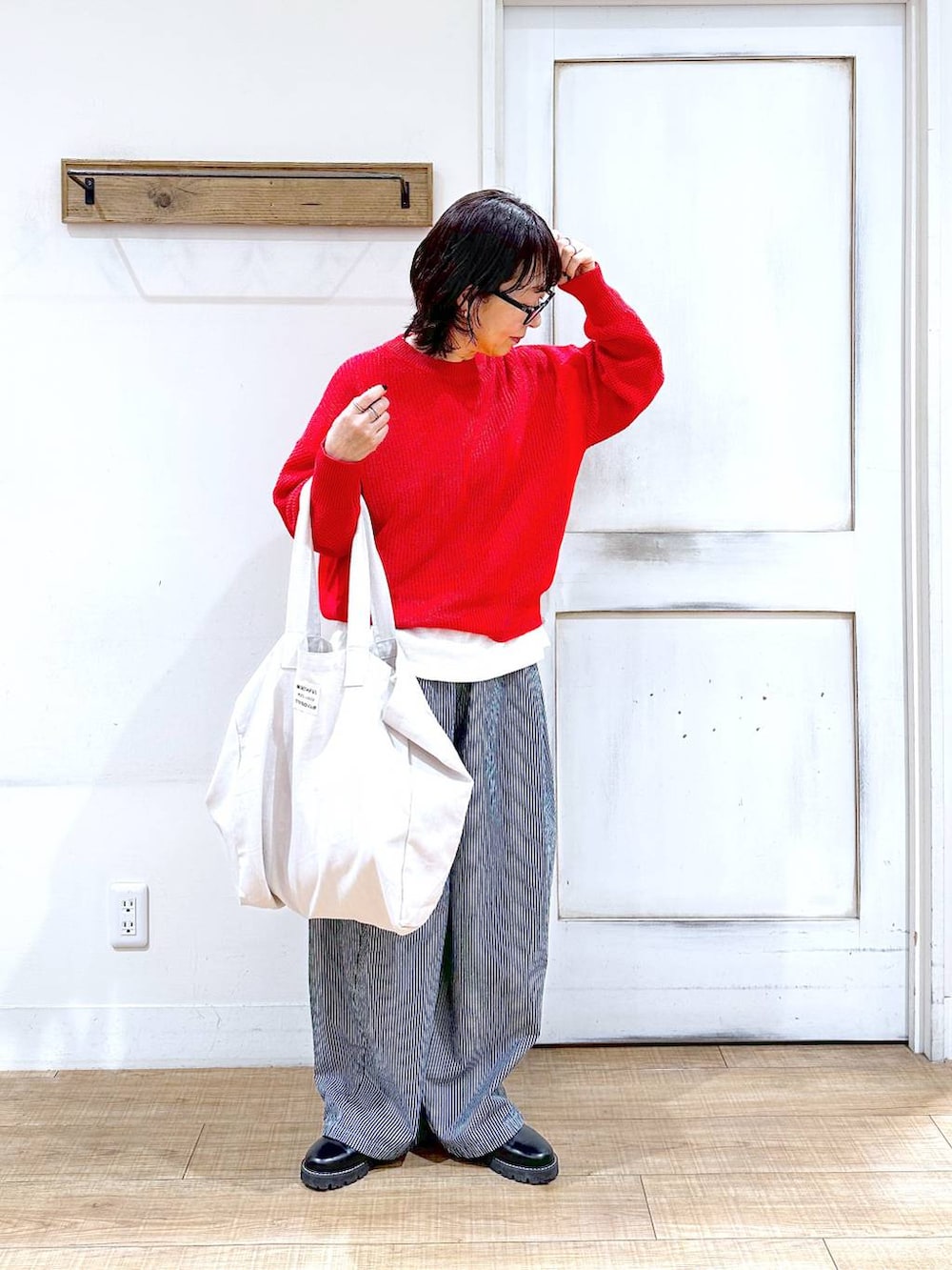 ホワイト系のTシャツ/カットソー、その他のトートバッグ、その他のその他パンツを着用したレディースの春コーディネートの6枚目の写真