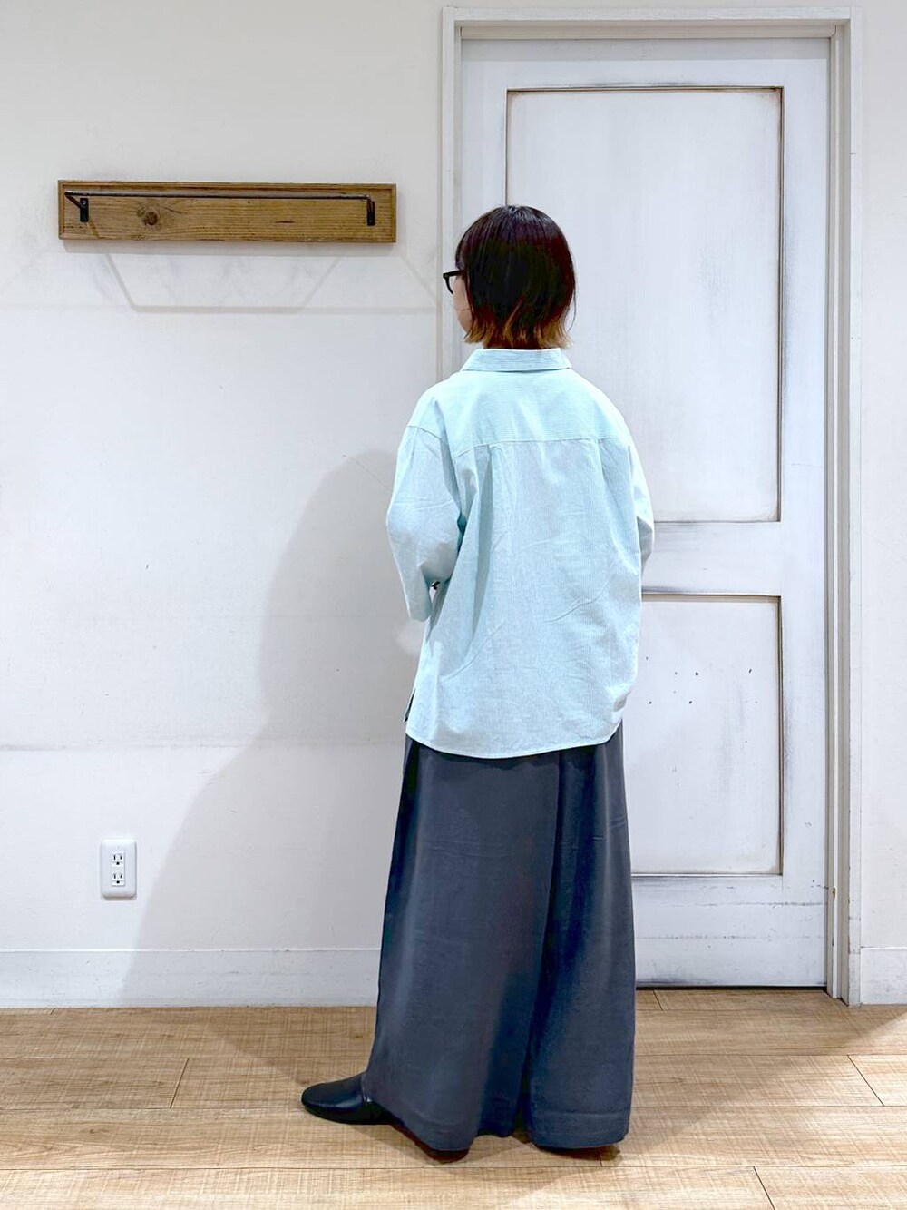 「パンツ、接触冷感、Over40スタッフ、ベーシック/シンプル、カジュアル、ラフ、ママコーデ、楽ちんコーデ、夏コーデ、クリップスタッフ_studio CLIP、studio CLIP、50代前半です、シンプルコーデ、シャツ、パンプス」｜「studio CLIPのミニお財布ショルダー（財布、ブラック系）」を使った、さちち さん（レディース・156cm）の夏コーディネートの2枚目の写真