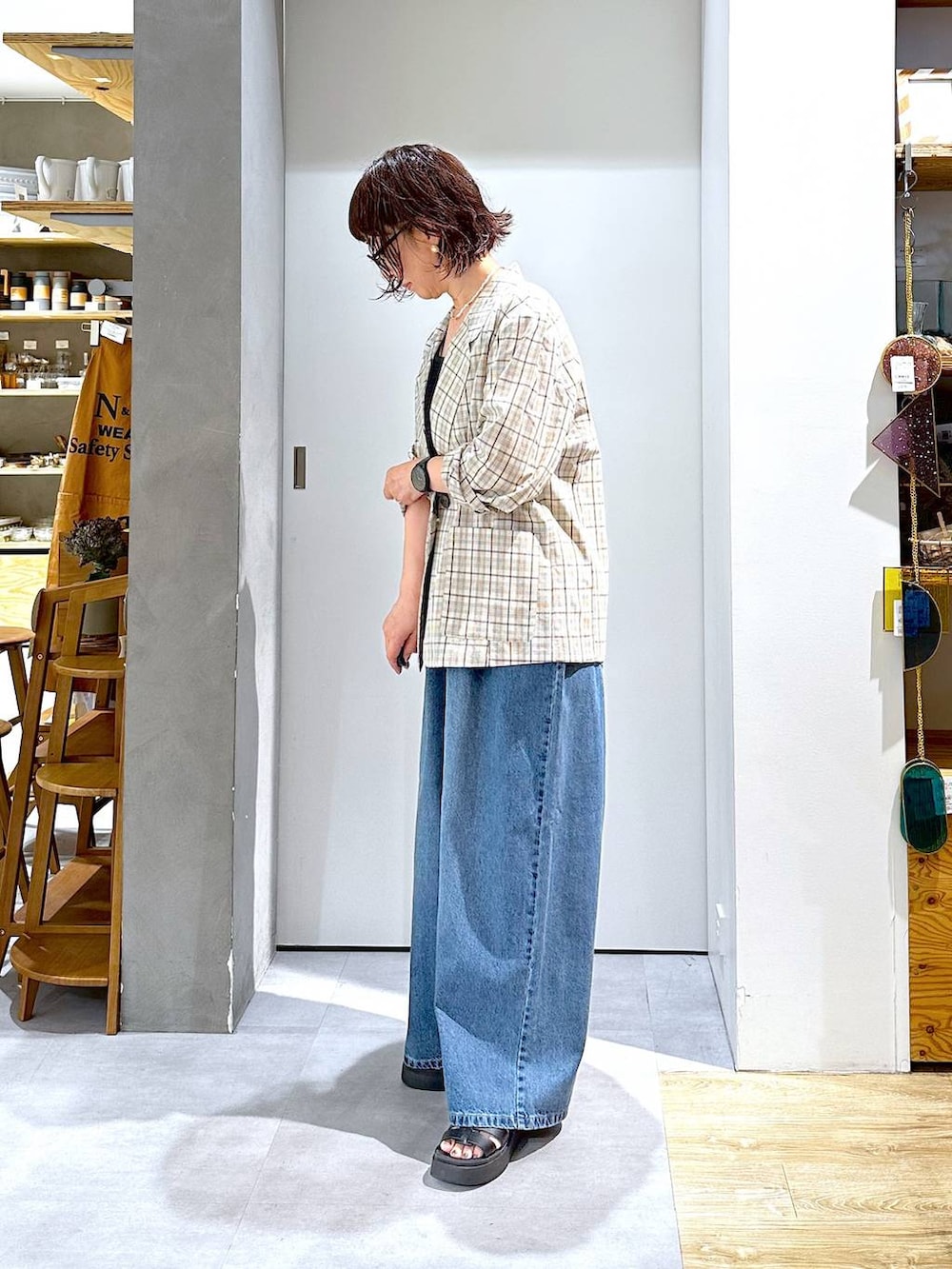 「夏コーデ、ベーシック/シンプル、カジュアル、メンズライク、楽ちんコーデ、クリップスタッフ_studio CLIP、studio CLIP、50代前半です、モノトーン、シンプルコーデ、Over40スタッフ、daily CLIP_studio CLIP」｜「studio CLIPのタックストレートデニムパンツ[プチ・プラスサイズあり]《CLIP denim》（デニムパンツ、ブルー系）」を使った、さちち さん（レディース・156cm）の夏コーディネートの2枚目の写真