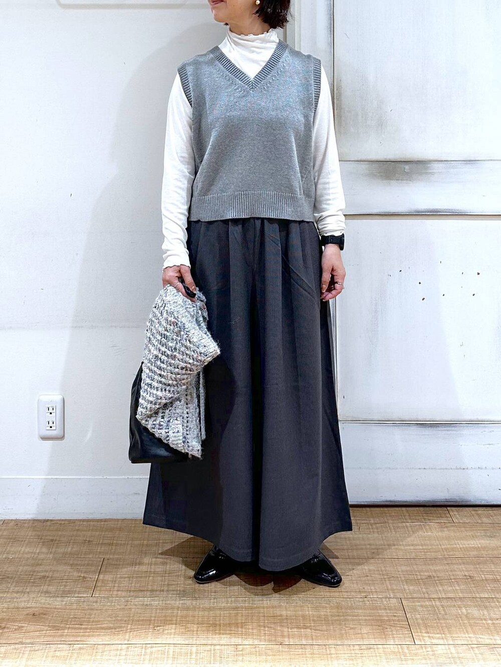 グレー系のベスト、その他のその他パンツ、ベージュ系のTシャツ/カットソーを着用したレディースの秋コーディネートの2枚目の写真