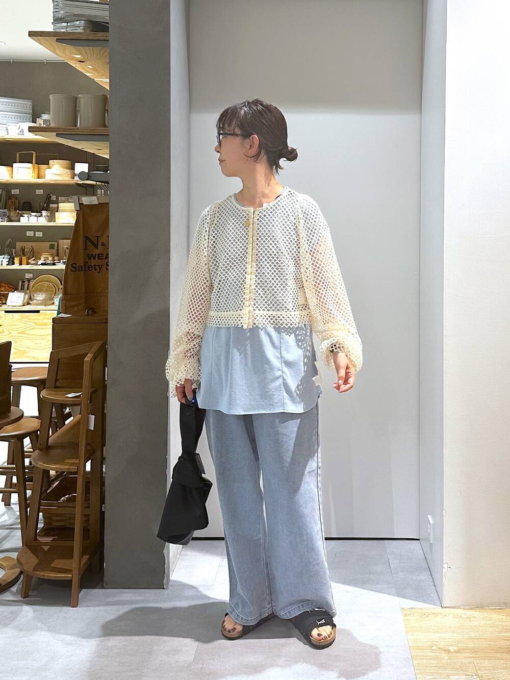 「メンズライク、デニムパンツ、クリップデニム_studio CLIP、夏コーデ、ベーシック/シンプル、カジュアル、ママコーデ、楽ちんコーデ、クリップスタッフ_studio CLIP、studio CLIP、50代前半です、おでかけ、シンプルコーデ、Over40スタッフ」｜「studio CLIPの【daily CLIP】ワンハンドルトートバッグ（トートバッグ、ブラック系）」を使った、さちち さん（レディース・156cm）の夏コーディネートの2枚目の写真