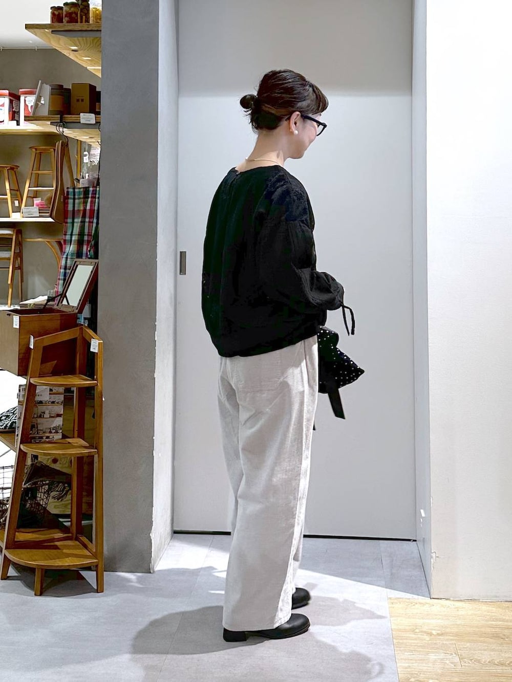 グレー系のその他パンツ、ブラック系のTシャツ/カットソー、ブラック系のシャツ/ブラウスを着用したレディースの冬コーディネートの4枚目の写真