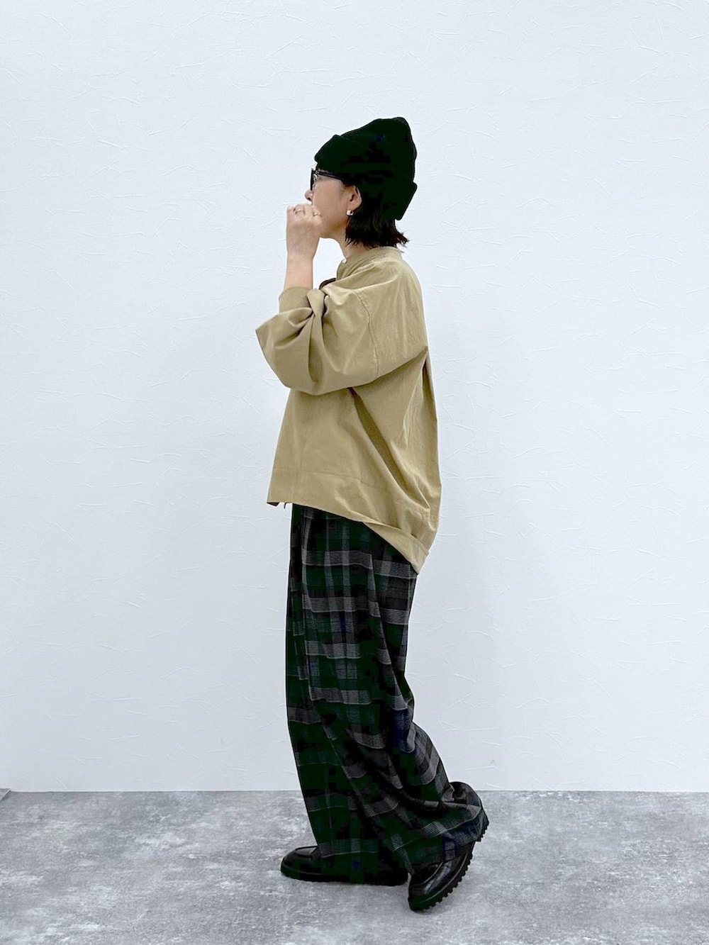 その他のその他パンツ、ブラック系のローファーを着用したレディースの秋コーディネートの3枚目の写真