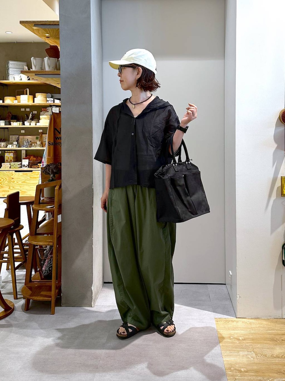 「シンプルコーデ、パンツ、接触冷感、トートバッグ、シャツ、ベーシック/シンプル、カジュアル、メンズライク、楽ちんコーデ、夏コーデ、クリップスタッフ_studio CLIP、studio CLIP、50代前半です、モノトーン、Over40スタッフ」｜「studio CLIPの【daily CLIP】odds ステッチCAP（キャップ、ホワイト系）」を使った、さちち さん（レディース・156cm）の夏コーディネートの5枚目の写真