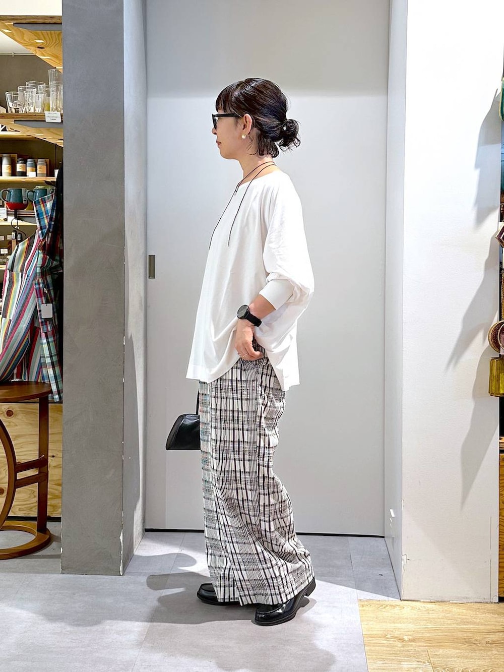 ホワイト系のTシャツ/カットソー、ブラック系のその他パンツ、その他のチョーカーを着用したレディースの秋コーディネートの3枚目の写真