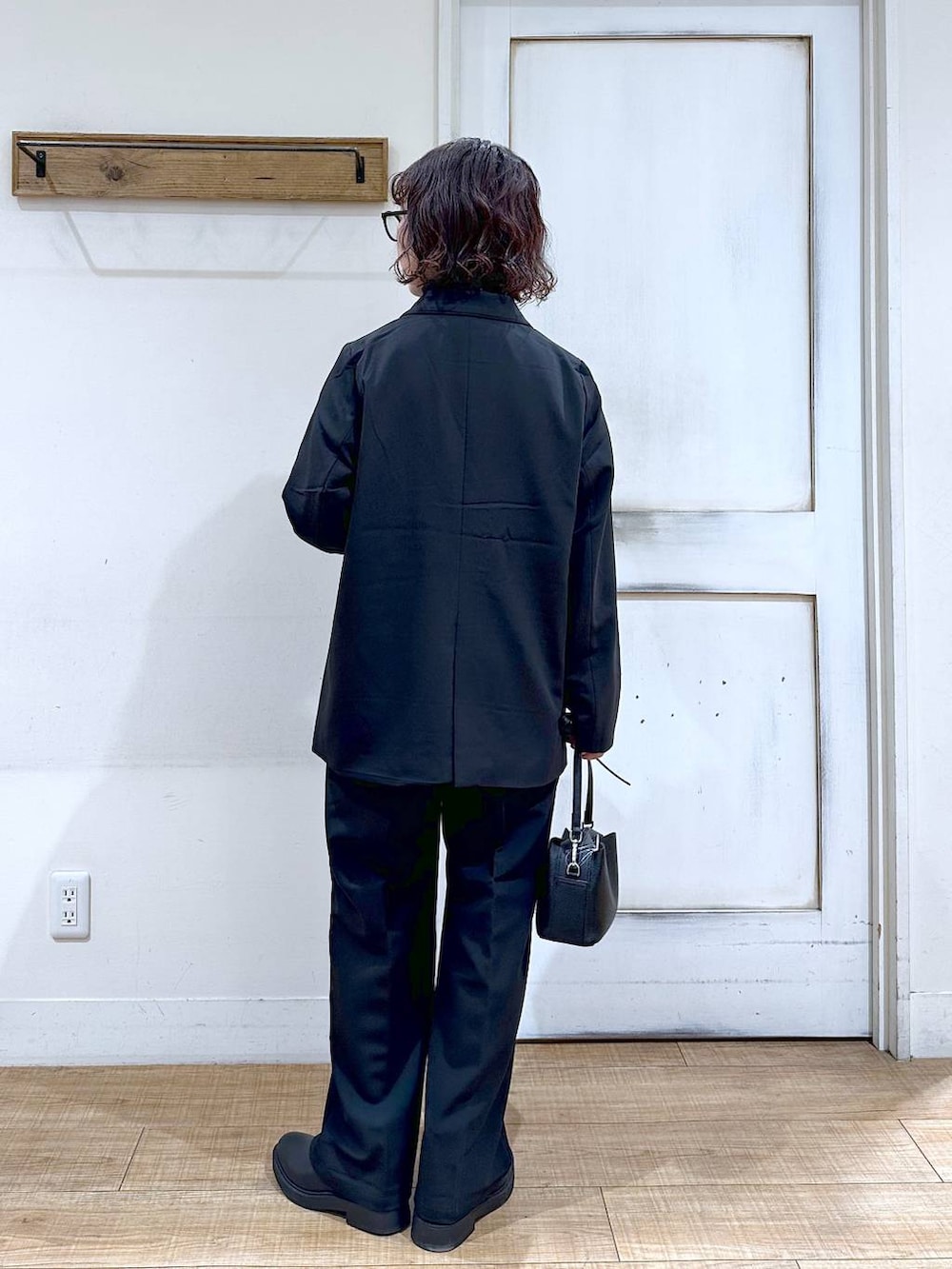 「カジュアル、メンズライク、ベーシック/シンプル、クリップスタッフ_studio CLIP、ナチュラル、studio CLIP、50代前半です、おでかけ、シンプルコーデ、Over40スタッフ、オケージョン、ママコーデ、楽ちんコーデ、春コーデ」｜「studio CLIPの【みんなのリクエストパンツ】洗える楽ストレッチパンツ[プラス・トールサイズあり]《オケージョン2025》（その他パンツ、ブラック系）」を使った、さちち さん（レディース・156cm）の春コーディネートの3枚目の写真