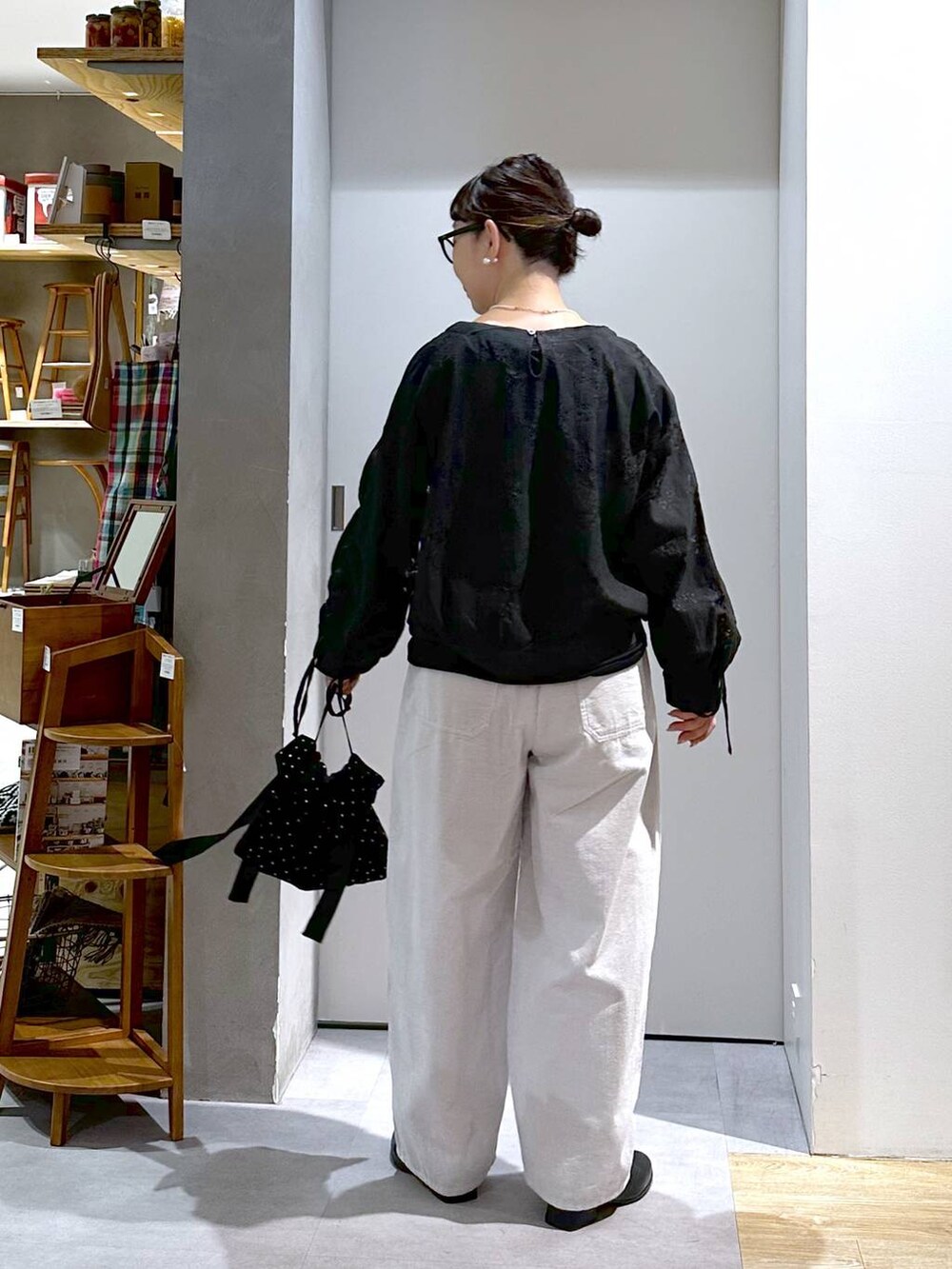 グレー系のその他パンツ、ブラック系のTシャツ/カットソー、ブラック系のシャツ/ブラウスを着用したレディースの冬コーディネートの3枚目の写真