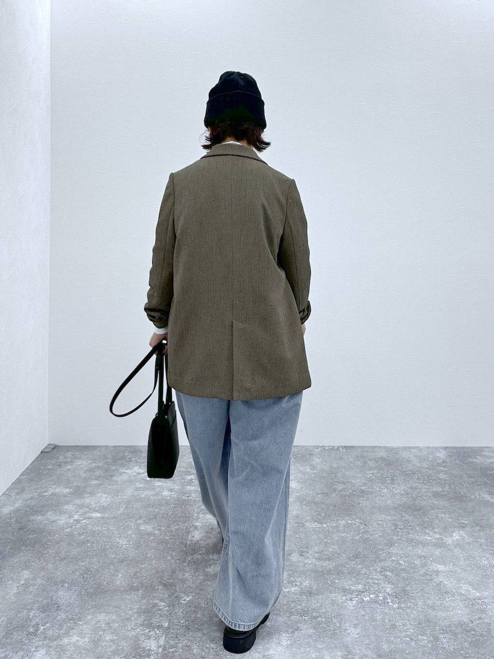 ブラウン系のテーラードジャケット、ホワイト系のTシャツ/カットソー、ブラック系のショルダーバッグを着用したレディースの秋コーディネートの3枚目の写真