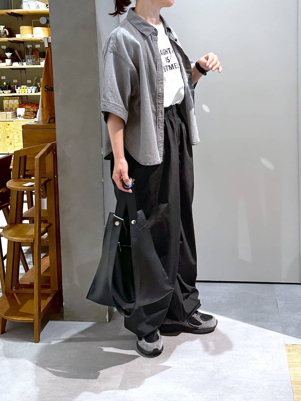 「ベーシック/シンプル、カジュアル、メンズライク、ママコーデ、楽ちんコーデ、春コーデ、クリップスタッフ_studio CLIP、ナチュラル、studio CLIP、50代前半です、おでかけ、シンプルコーデ、Over40スタッフ、夏コーデ、デニムシャツ」｜「studio CLIPの【選べる着丈】ワイドデニムシャツ《CLIP denim》（シャツ/ブラウス、グレー系）」を使った、さちち さん（レディース・156cm）の春コーディネートの3枚目の写真