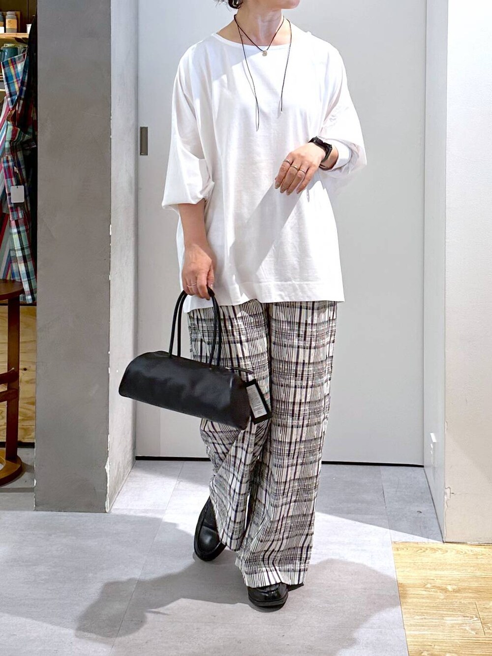 ホワイト系のTシャツ/カットソー、ブラック系のその他パンツ、その他のチョーカーを着用したレディースの秋コーディネートの5枚目の写真