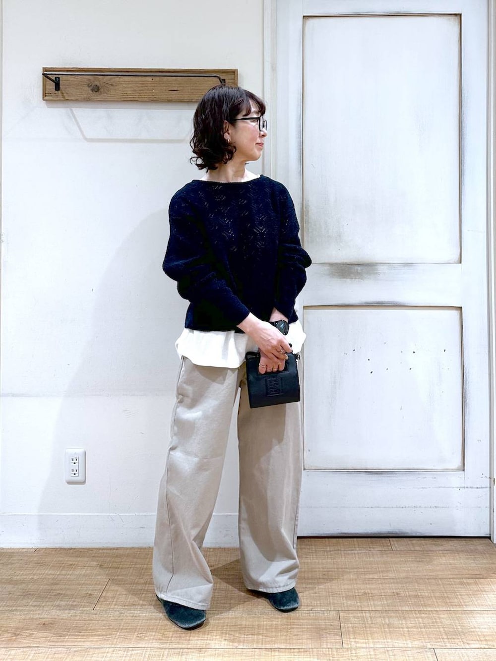 「ベーシック/シンプル、カジュアル、メンズライク、50代前半です、おでかけ、シンプルコーデ、Over40スタッフ、ママコーデ、楽ちんコーデ、クリップスタッフ_studio CLIP、ナチュラル、studio CLIP、春コーデ、デニムパンツ、クリップデニム_studio CLIP」｜「studio CLIPのストレートデニムパンツ[プチ・プラスサイズあり]《CLIP denim》（デニムパンツ、ブルー系）」を使った、さちち さん（レディース・156cm）の冬コーディネートの4枚目の写真