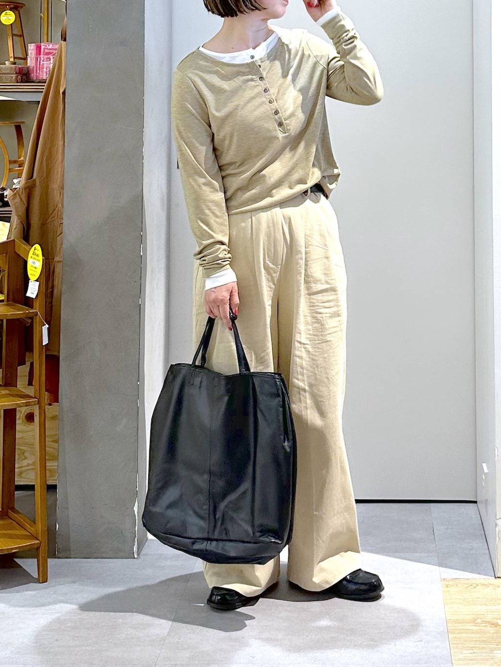 ブラック系のショルダーバッグ、イエロー系のTシャツ/カットソーを着用したレディースの春コーディネートの4枚目の写真