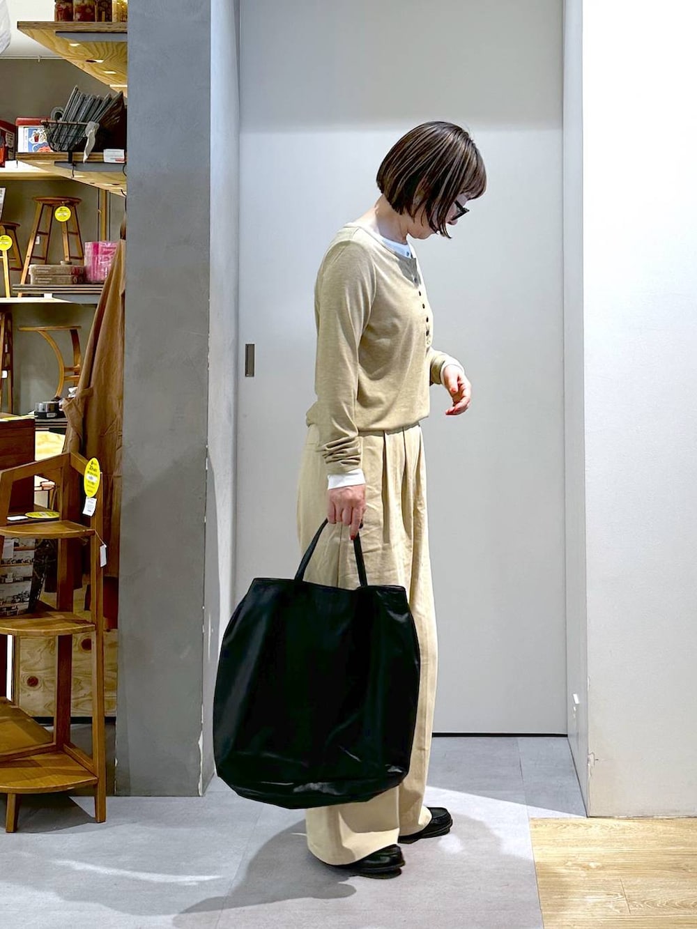 ブラック系のショルダーバッグ、イエロー系のTシャツ/カットソーを着用したレディースの春コーディネートの3枚目の写真